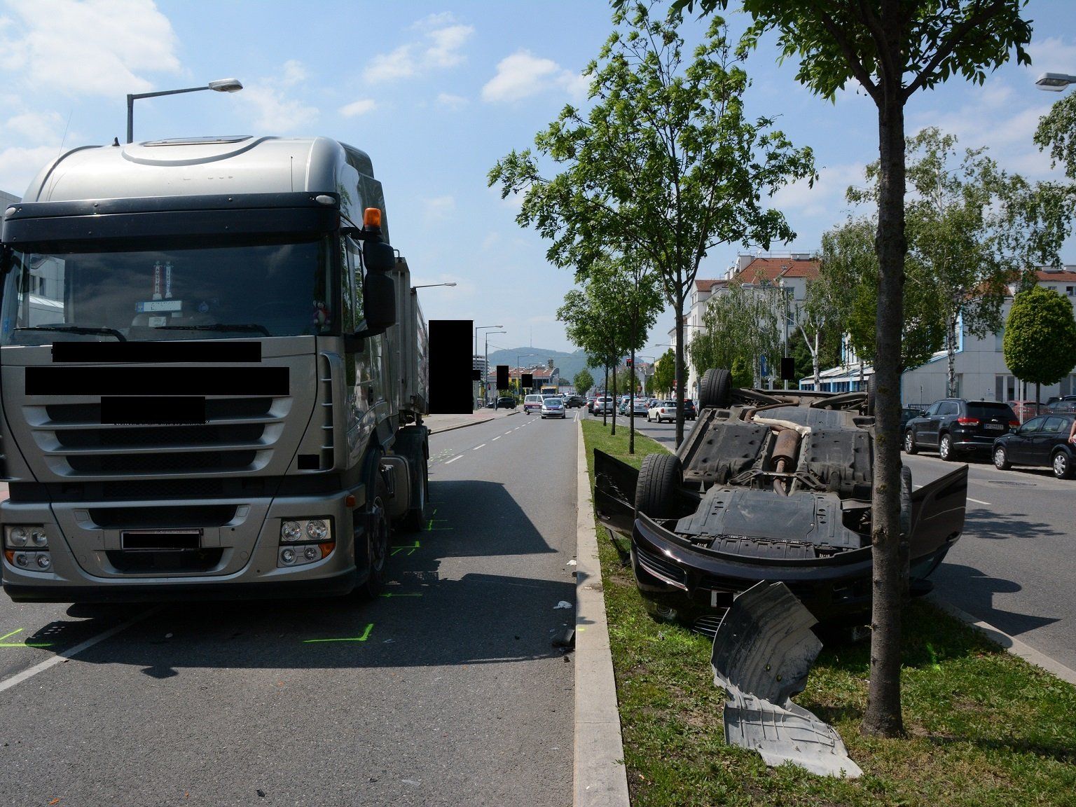 Der in den Unfall involvierte PKW blieb auf dem Dach liegen. Der in den Unfall involvierte PKW blieb auf dem Dach liegen.