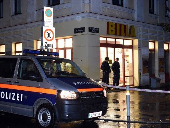 Der Chauffeur des Supermarkt-Räubers wurde zu einer Bewährungsstrafe verurteilt. Der Chauffeur des Supermarkt-Räubers wurde zu einer Bewährungsstrafe verurteilt.