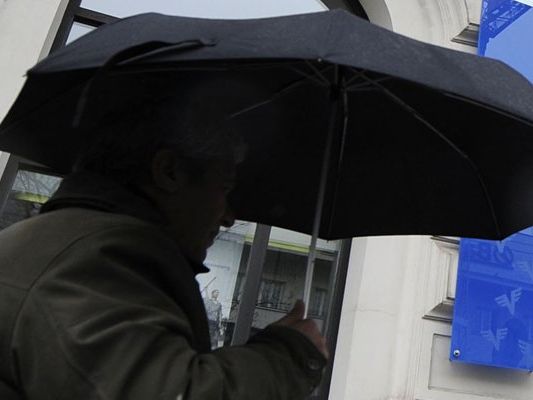 Mit der Spitze eines Regenschirms verletzte der Mann seine Lebensgefährtin schwer. Mit der Spitze eines Regenschirms verletzte der Mann seine Lebensgefährtin schwer.