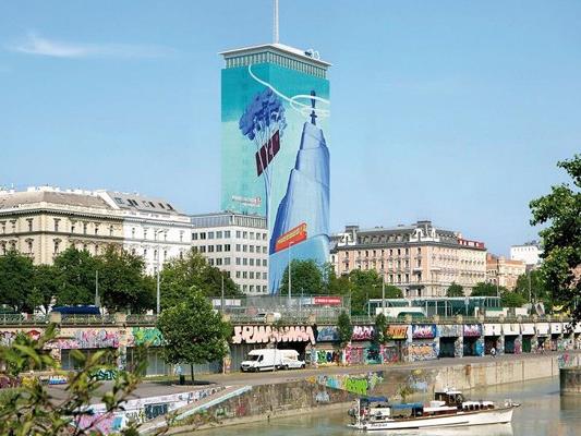 Das Kunstwerk "Weitblick" verhüllt diesen Sommer den Ringturm am Wiener Donaukanal.