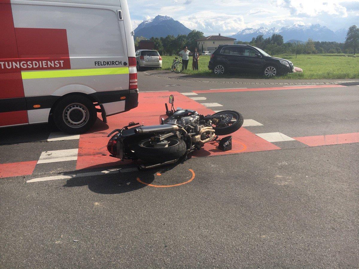 Eine Pkw-Fahrerin übersah in Röthis eine Ehepaar auf einem Motorrad.