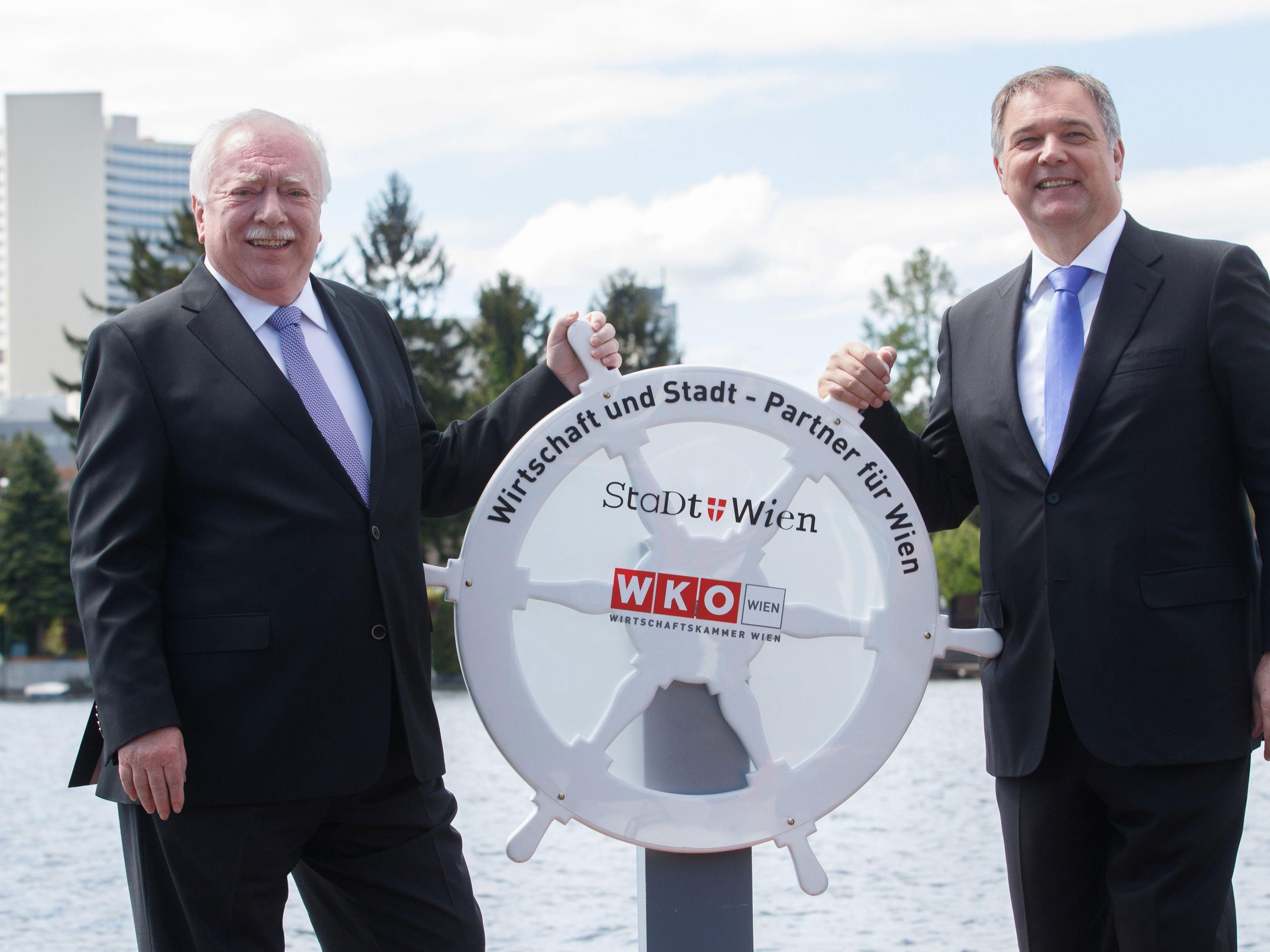 Wirtschaftskammer Wien - Präsident Walter Ruck (r.) und Bürgermeister Michael Häupl eröffnen die Saison an der Alten Donau