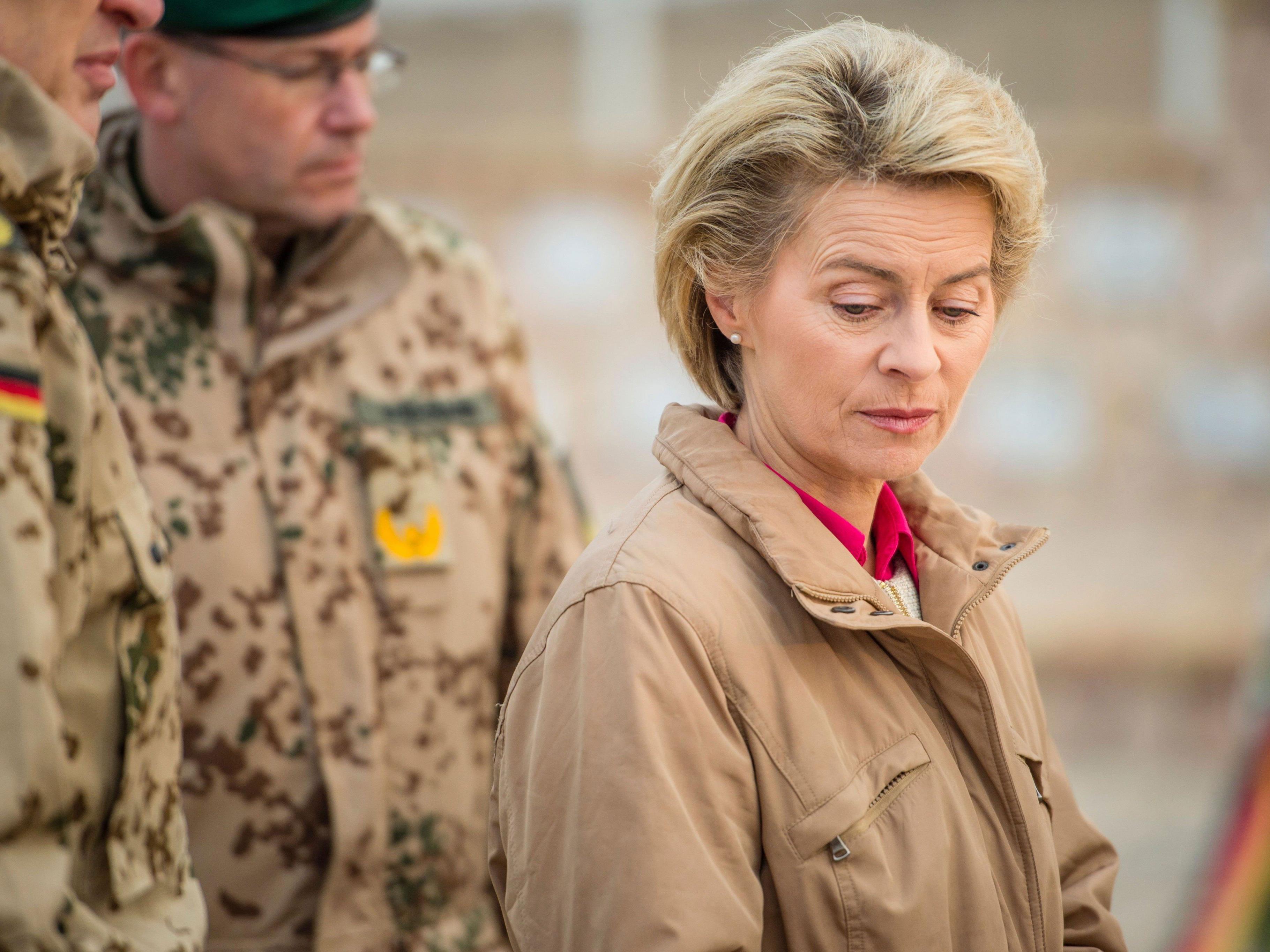 Die deutsche Verteidigungsministerin Ursula von der Leyen beim Besuch deutscher Bundeswehr-Soldaten