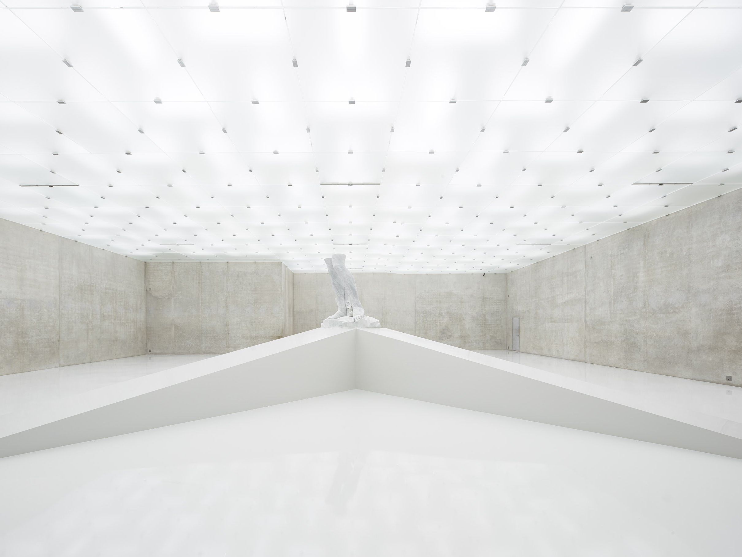 Ausstellungsansicht der Ausstellung "The Theater of Disappearance" von Adrian Villar Rojas im Kunsthaus Bregenz. Ausstellungsansicht der Ausstellung "The Theater of Disappearance" von Adrian Villar Rojas im Kunsthaus Bregenz.
