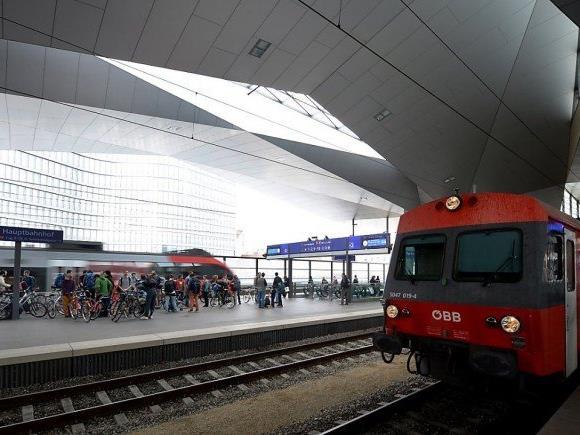 Am Wiener Hauptbahnhof sind Betonstücke auf eine S-Bahn und den Bahnsteig gefallen.