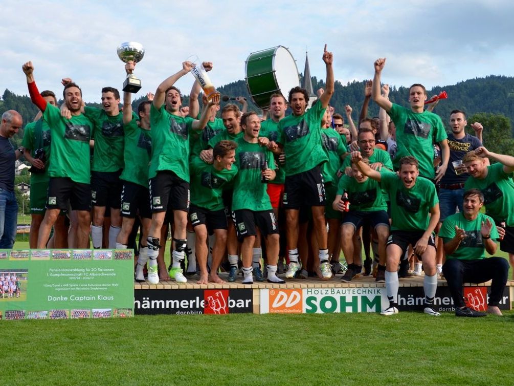 Die Kicker aus Alberschwende bejubelten den Vizemeistertitel und den damit verbundenen Aufstieg. Die Kicker aus Alberschwende bejubelten den Vizemeistertitel und den damit verbundenen Aufstieg.