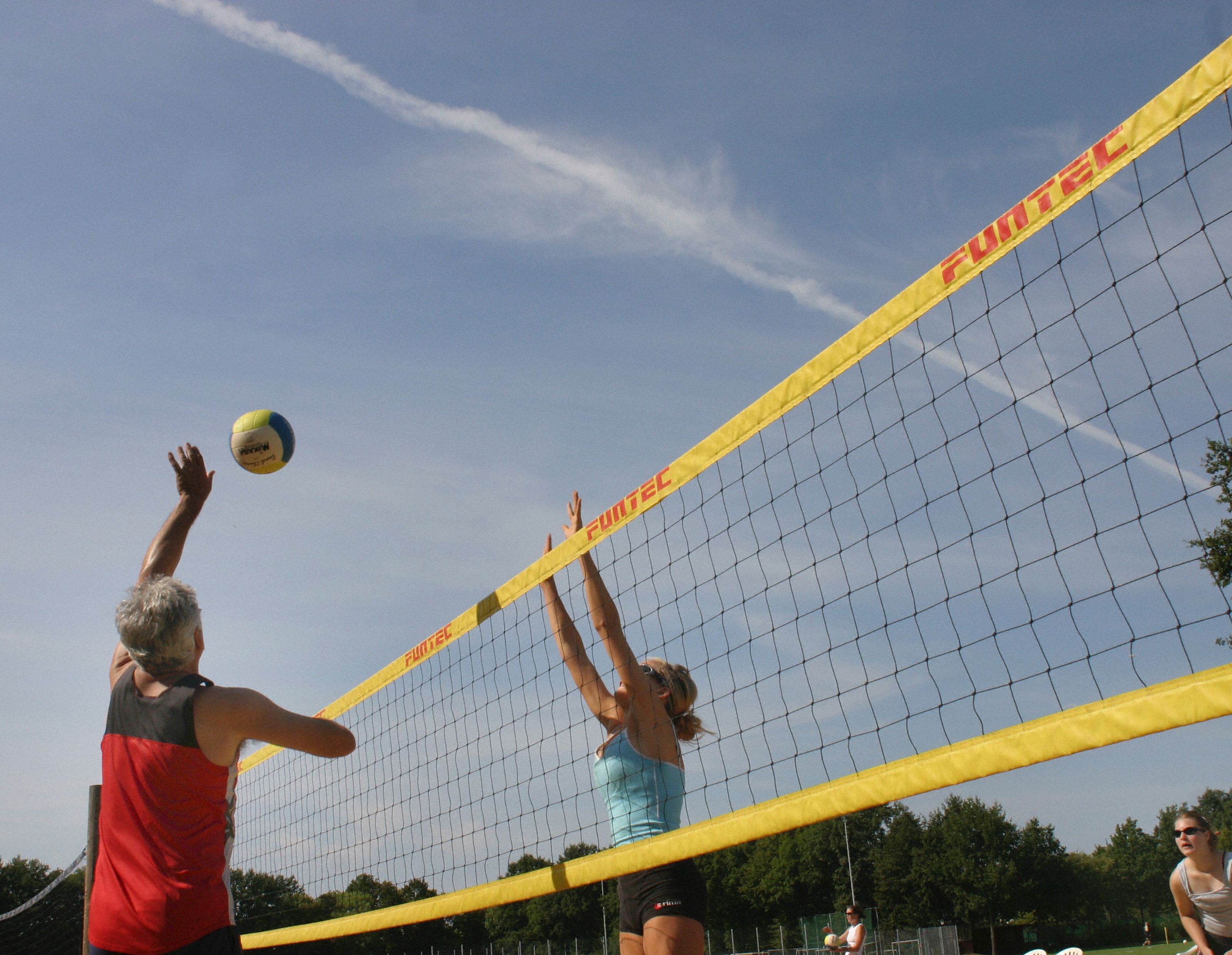 Beach-Volleyball erfreut sich auch in Wien großer Beliebtheit. Beach-Volleyball erfreut sich auch in Wien großer Beliebtheit.