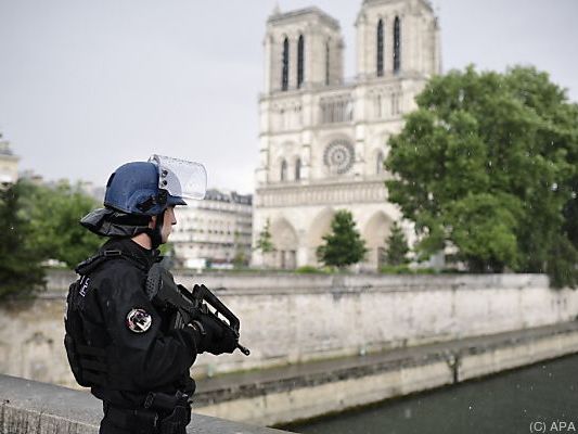 Die Polizei sicherte das Gebiet um die Kirche ab Die Polizei sicherte das Gebiet um die Kirche ab