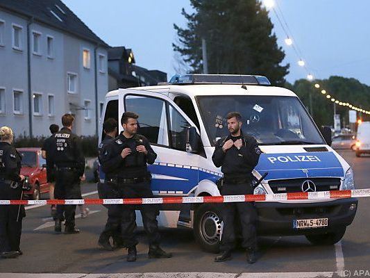 Vor einem Betrieb kam es zu einer Auseinandersetzung Vor einem Betrieb kam es zu einer Auseinandersetzung