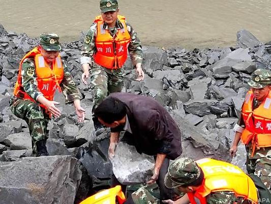 Rettungsarbeiten laufen auf Hochtouren Rettungsarbeiten laufen auf Hochtouren