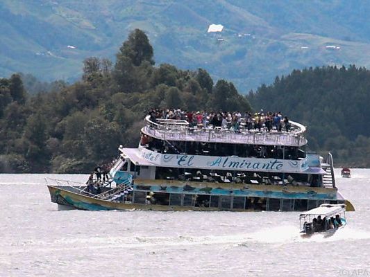 Das Ausflugsschiff ging langsam unter Das Ausflugsschiff ging langsam unter