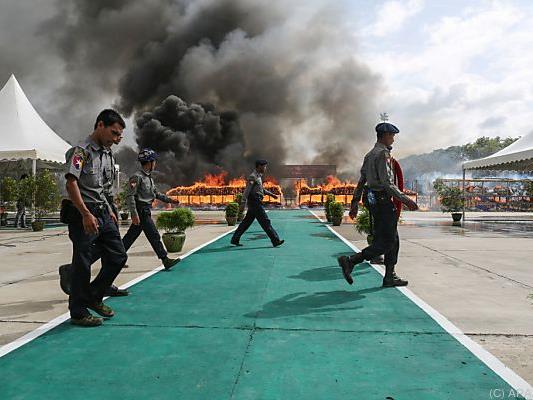 Polizisten in Myanmar verbrannten große Mengen an Drogen