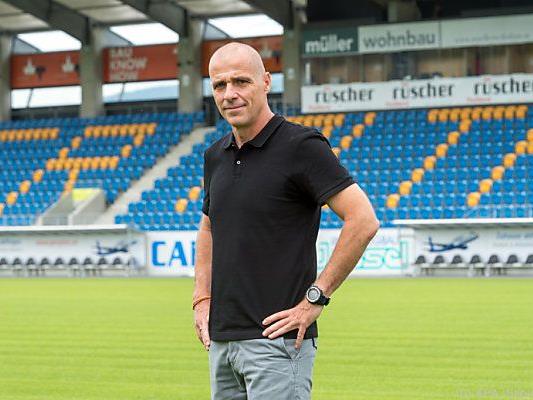 Der neue Coach Klaus Schmidt feiert sein Pflichtspieldebüt