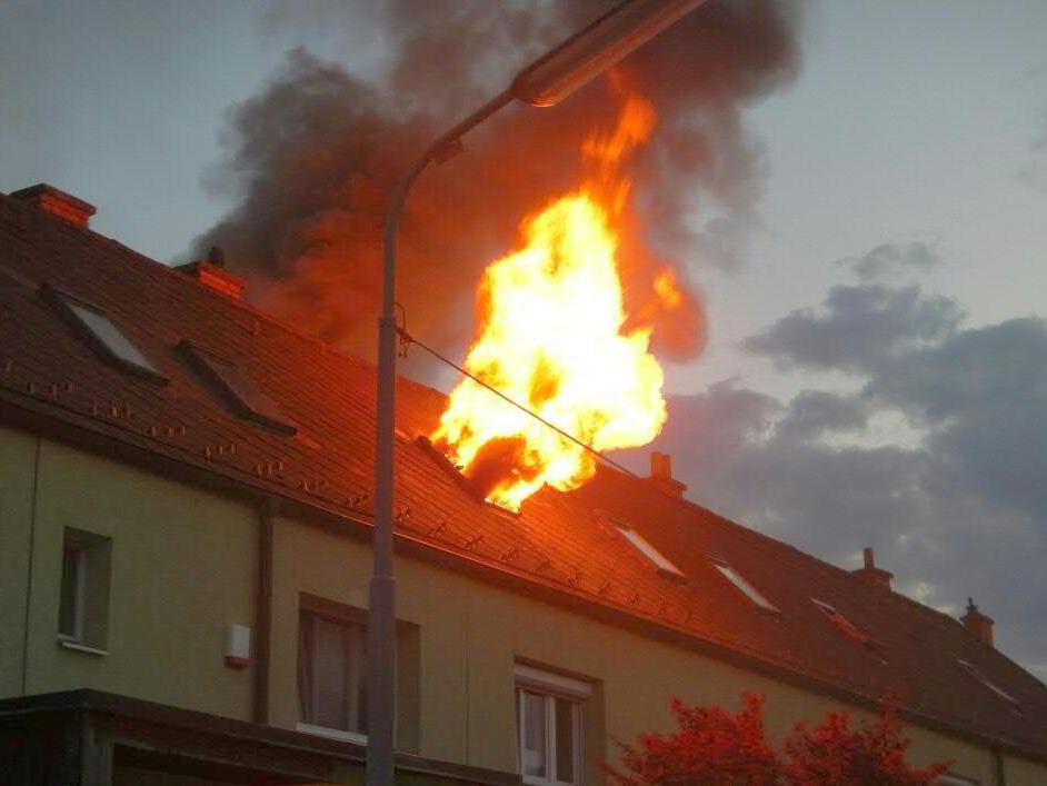 Die Flammen schlugen spektakulär aus dem Fenster des Dachgeschoßes in Wien-Donaustadt.