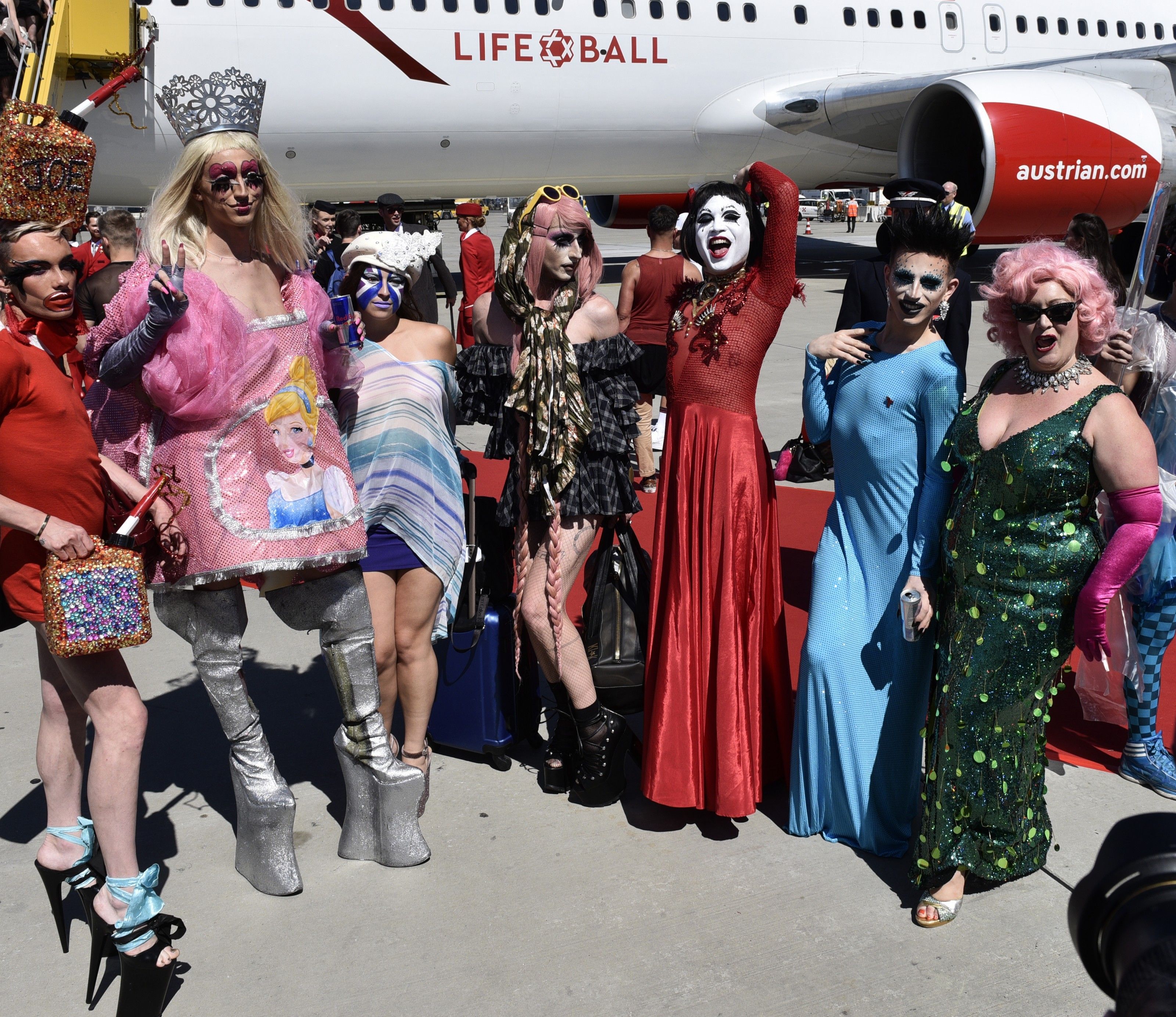 Die (v.l.), Life Ball Gäste bei der Ankunft des Life Ball Flugzeuges aus New York