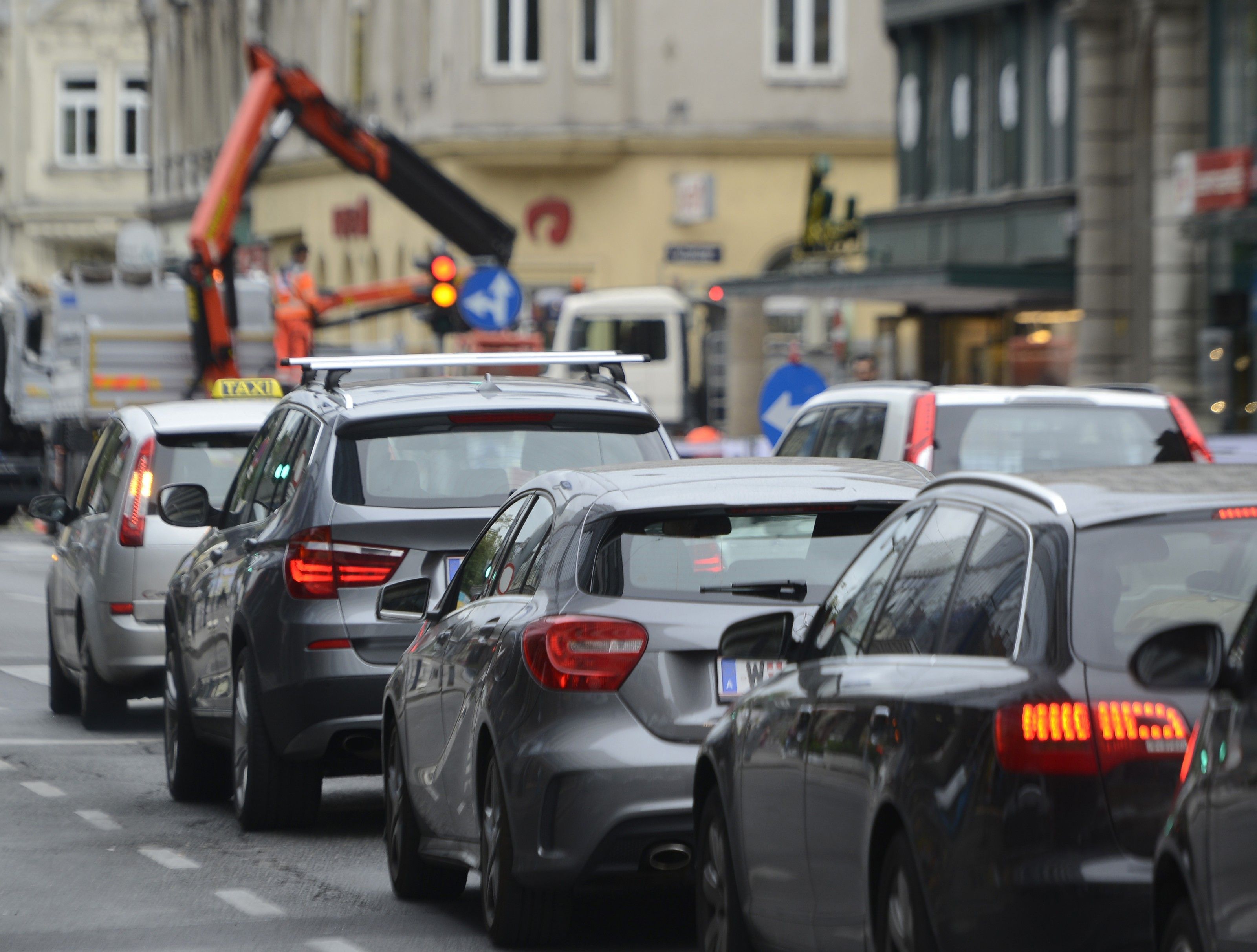 Mühsamer Weg ins verlängerte Wochenende in Wien. Mühsamer Weg ins verlängerte Wochenende in Wien.