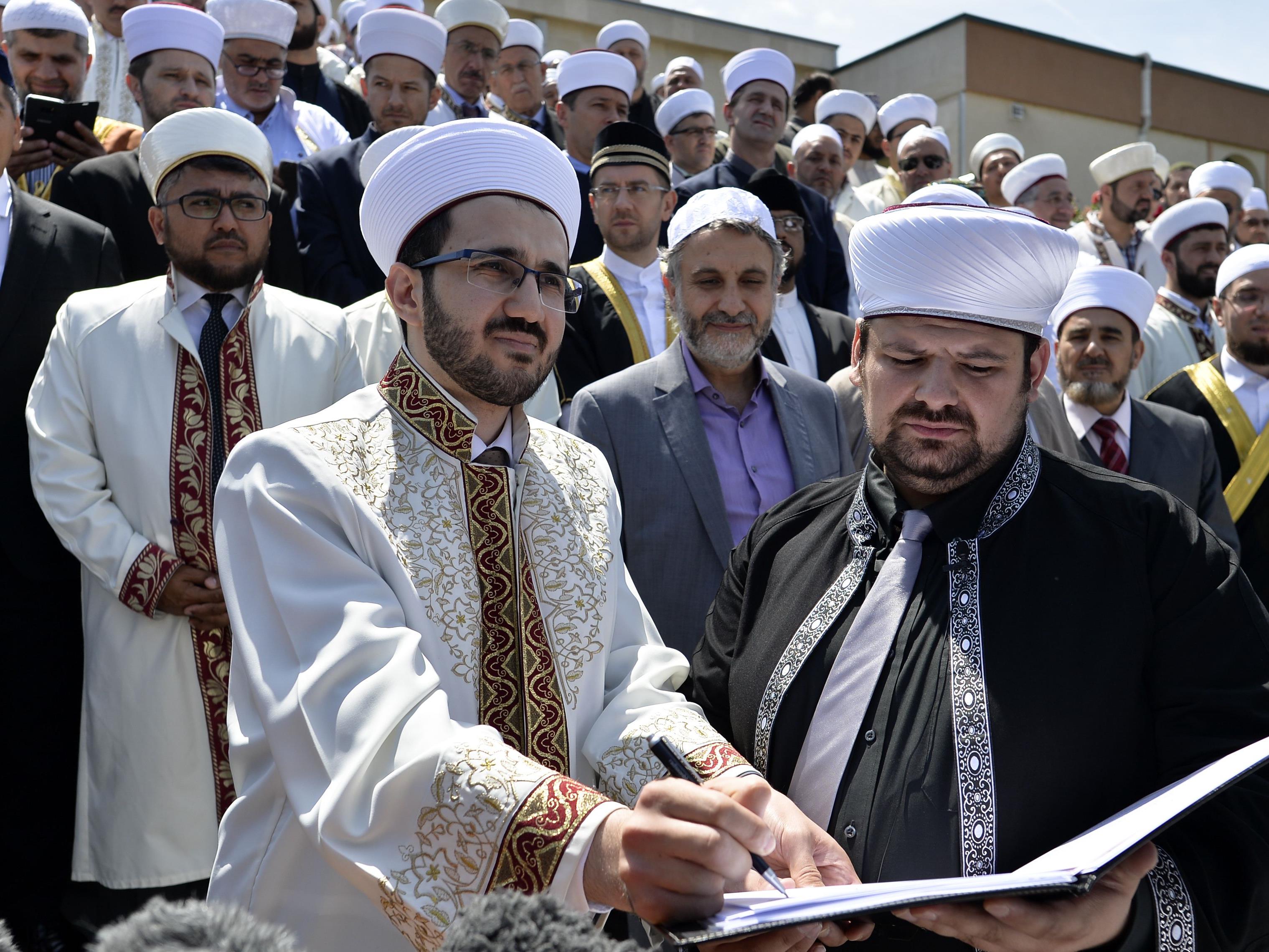 Die Imame beim Unterzeichnen der Deklaration in Wien