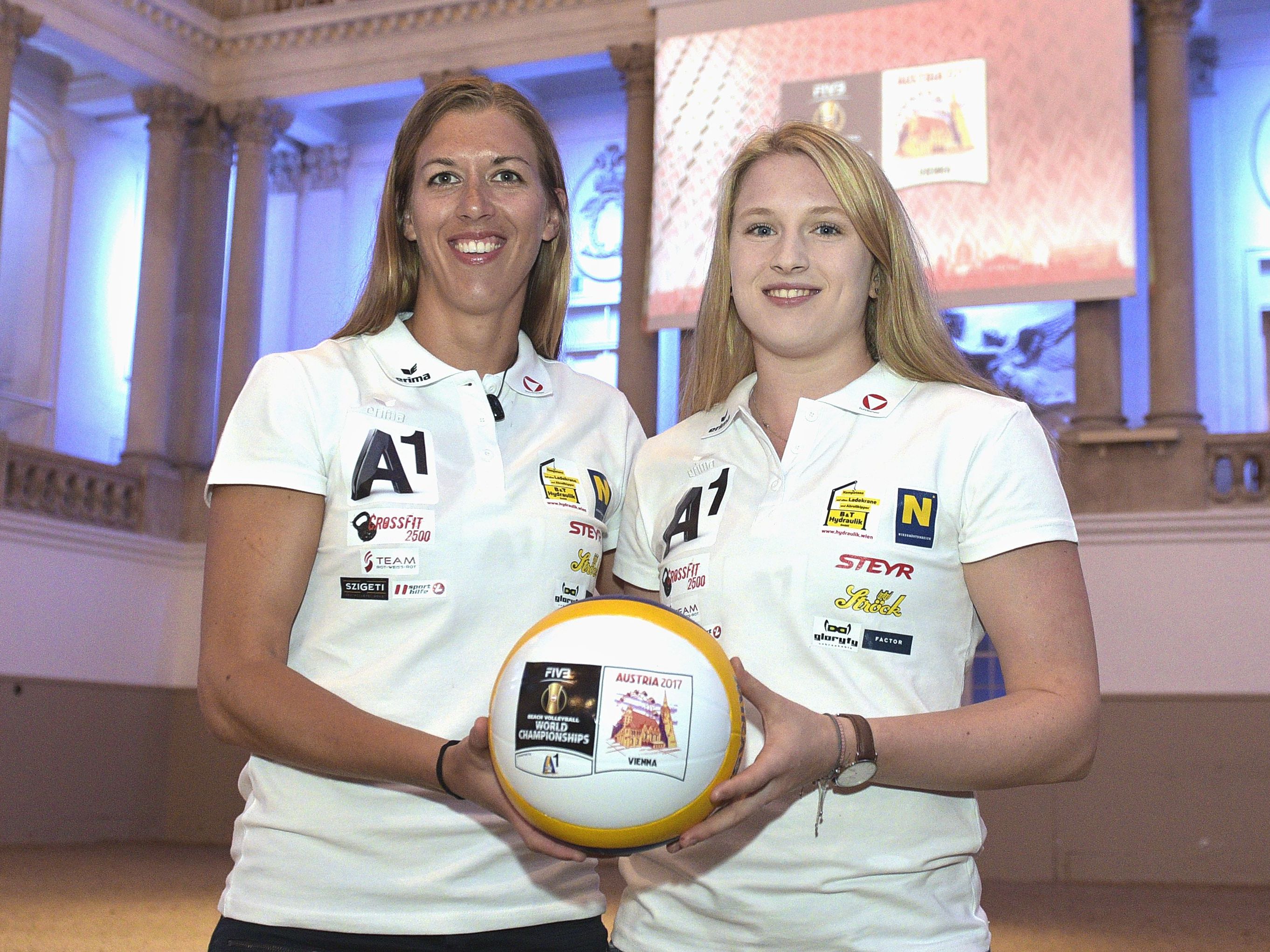 Österreichs Beachvolleyballerinnen Katharina Schützenhöfer und Stefanie Schwaiger (v.l.) starten fix in Wien