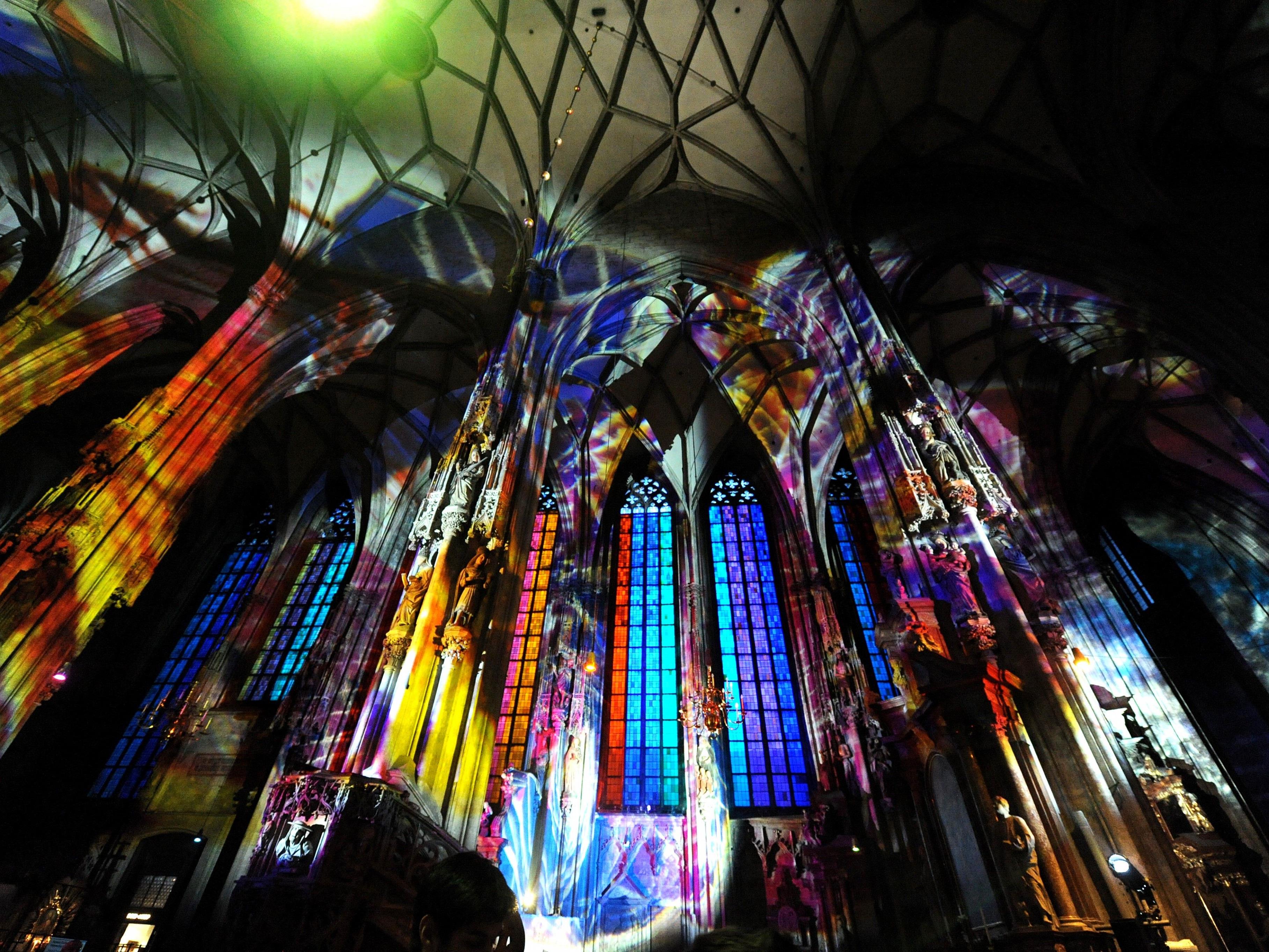 Bei der "Langen Nacht der Kirchen": eine Licht-Installation den Kirchenraum des Wiener Stephansdoms