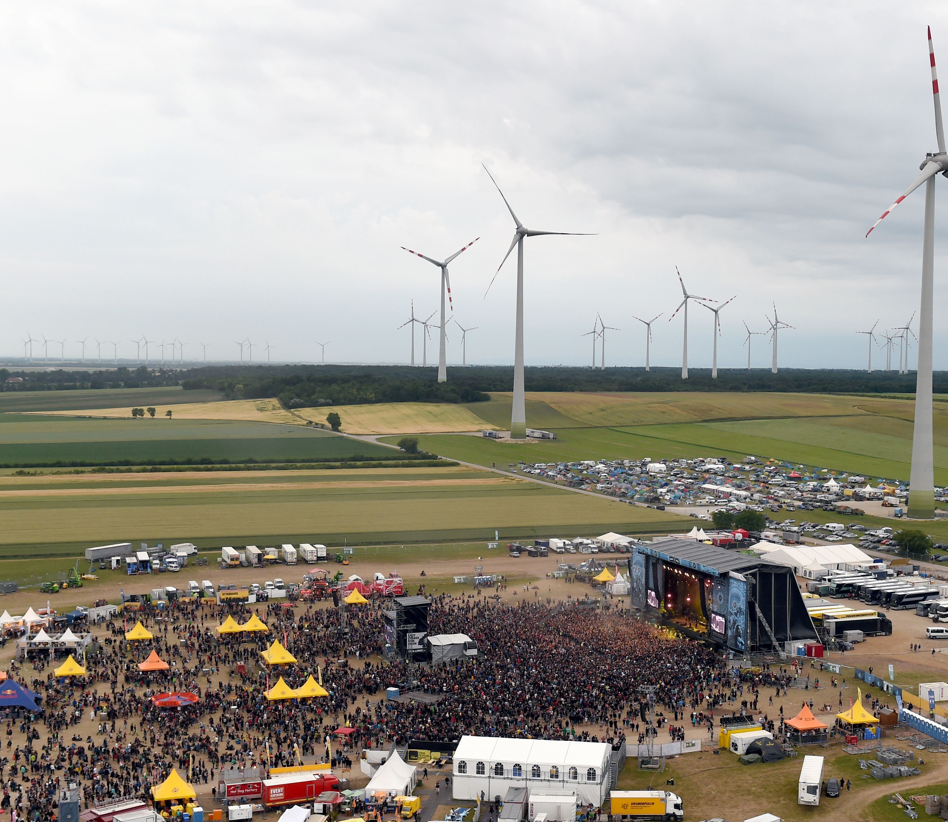 Viele Festivalbesucher reisen mit dem Auto zum "Nova Rock". Viele Festivalbesucher reisen mit dem Auto zum "Nova Rock".