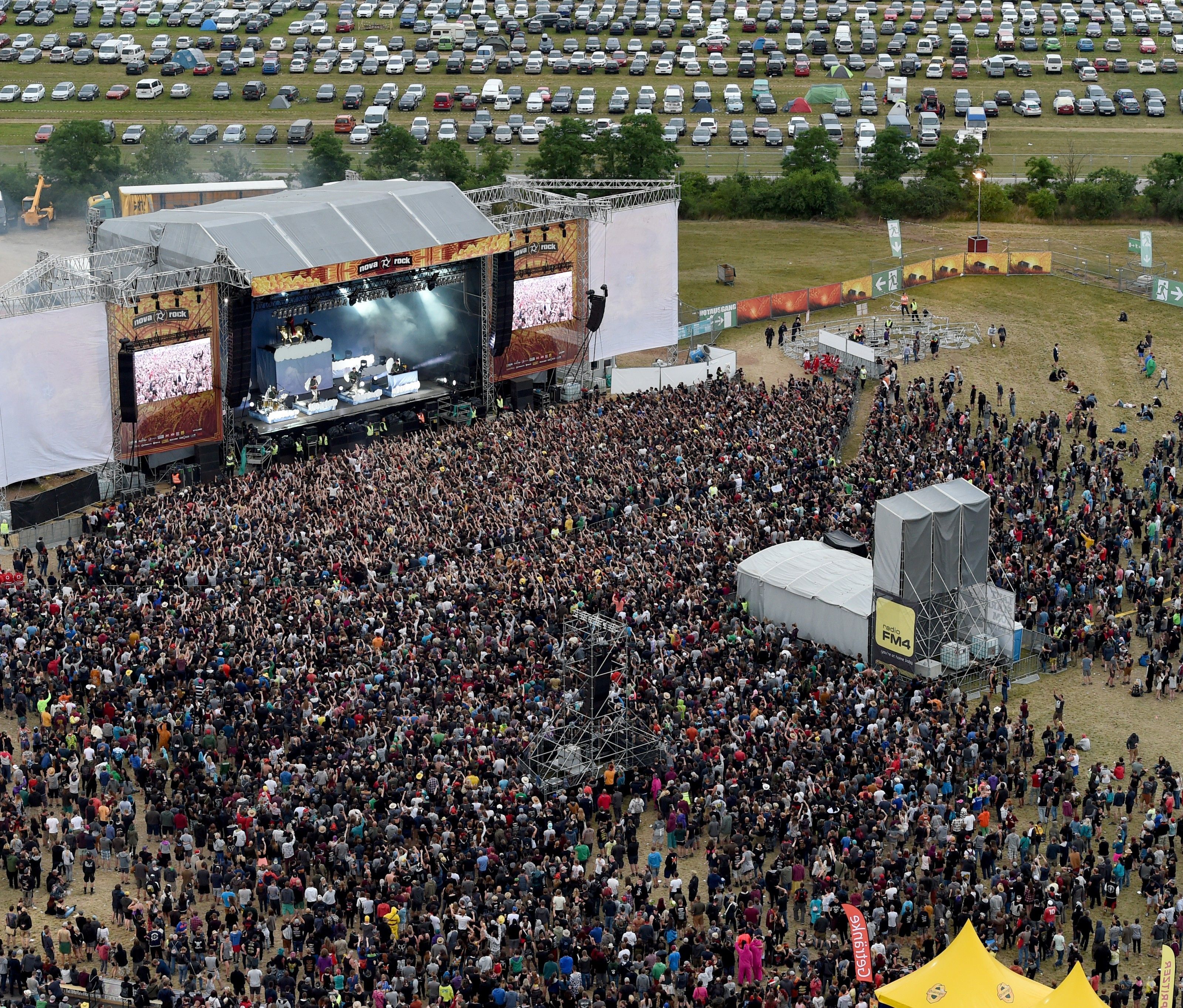 Viele Besucher reisen mit dem Auto zum "Nova Rock"-Festival an. Viele Besucher reisen mit dem Auto zum "Nova Rock"-Festival an.