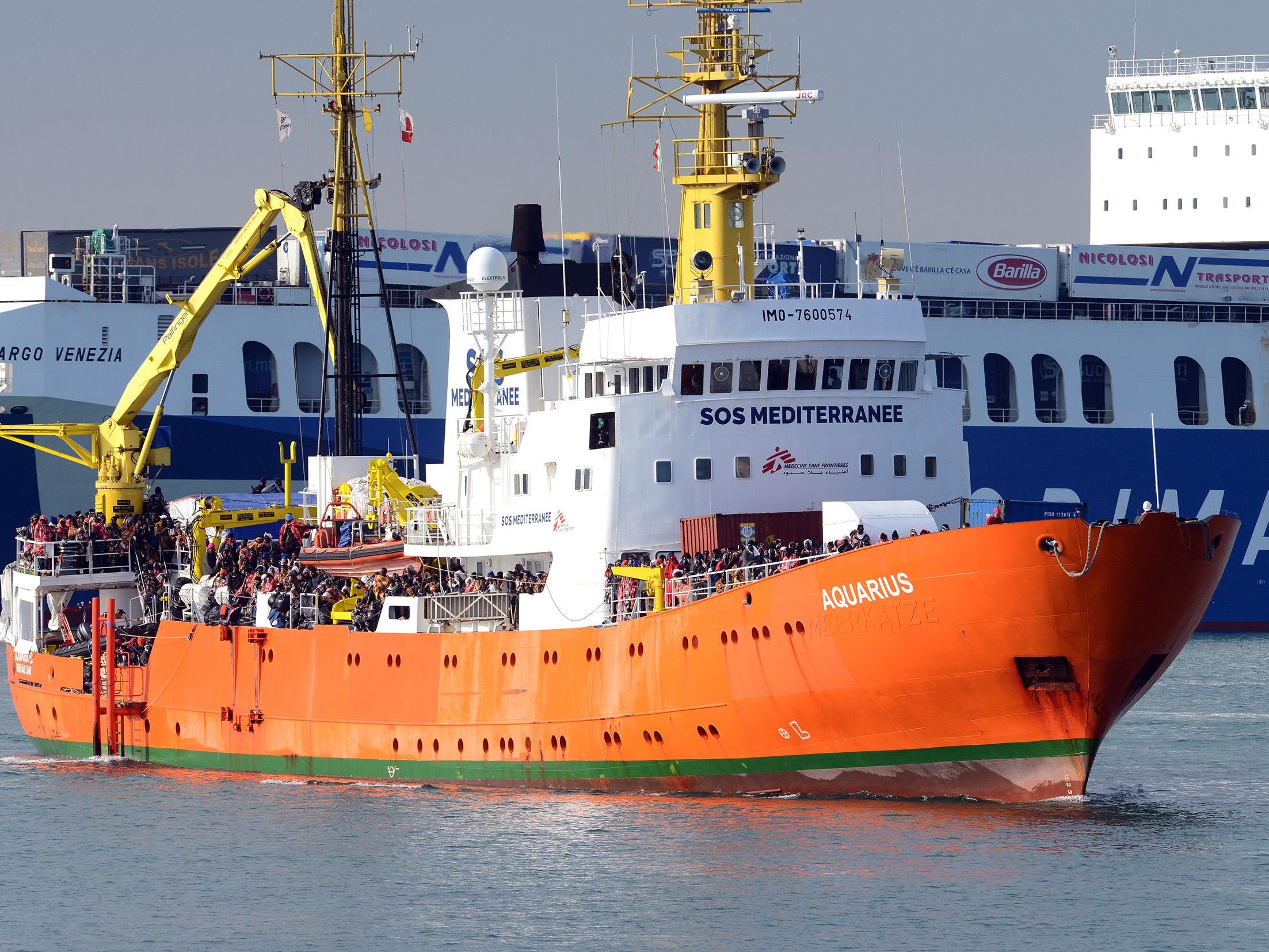 Italien droht Schiffen, wie hier der "Aquarius der ORganisation SOS Mediterranean, die Einfahrt in seine Häfen zu verwehren.