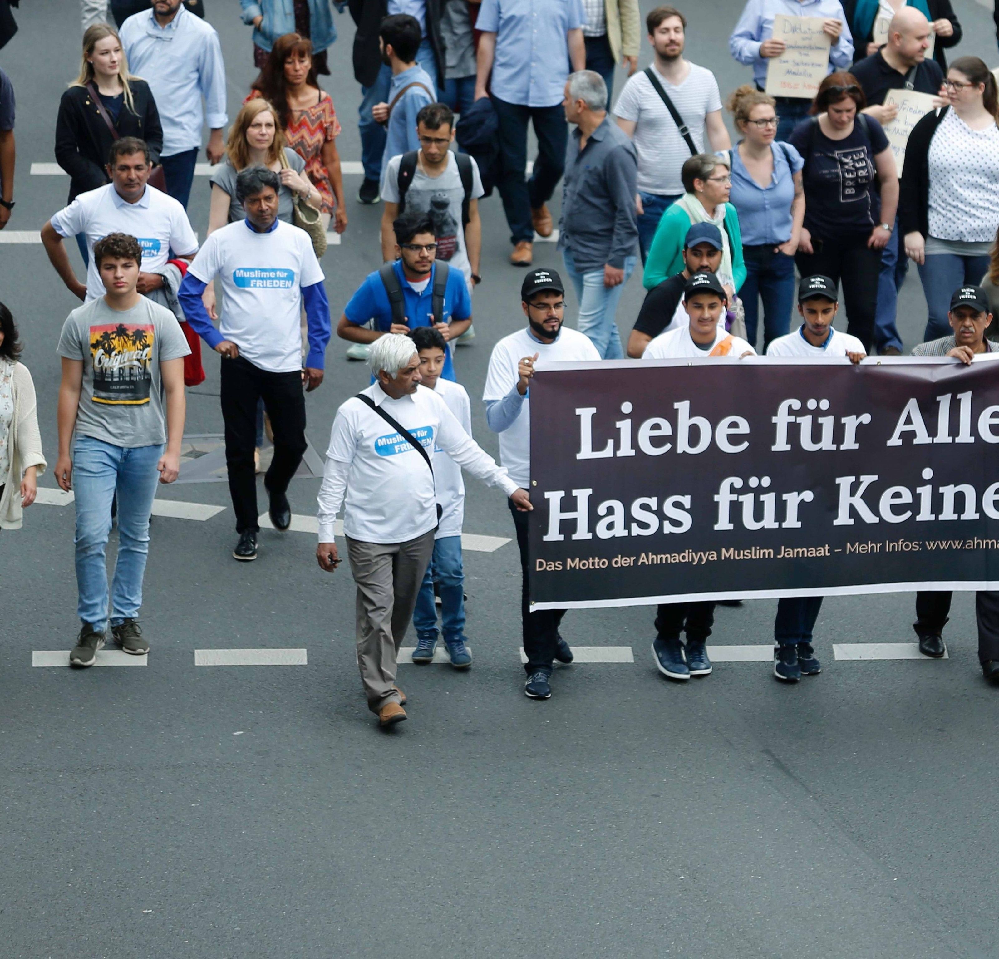 Friedensmarsch mit mehreren tausend Teilnehmern. Friedensmarsch mit mehreren tausend Teilnehmern.