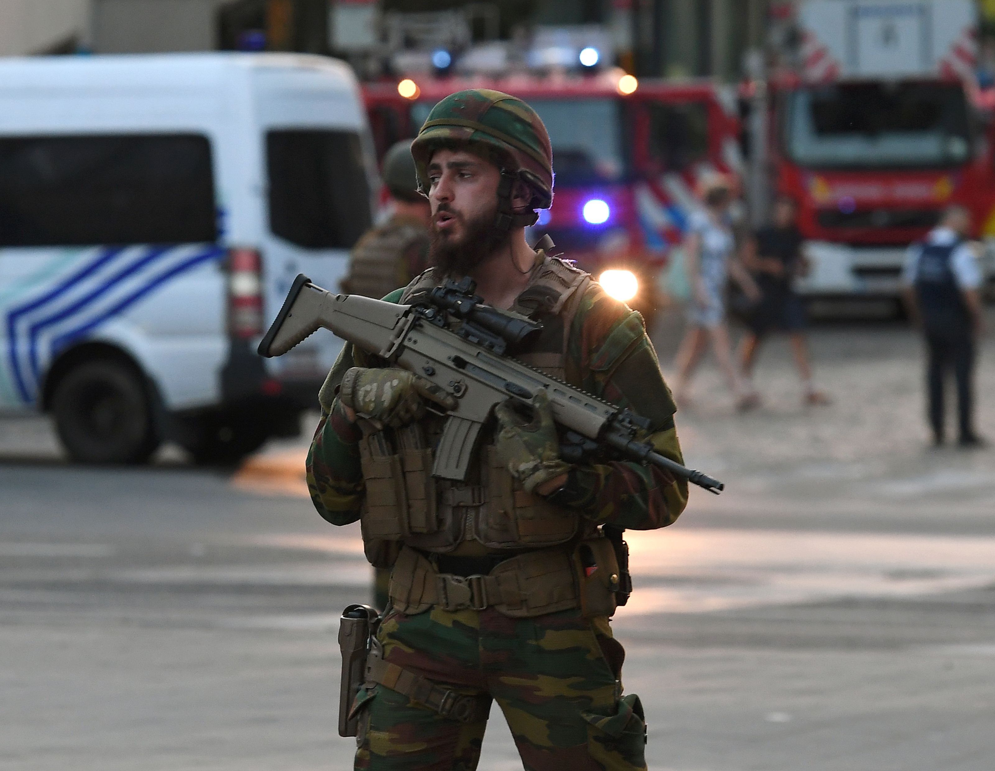 Behörden: Mutmaßlicher Attentäter ist tot - Keine weiteren Opfer. Behörden: Mutmaßlicher Attentäter ist tot - Keine weiteren Opfer.