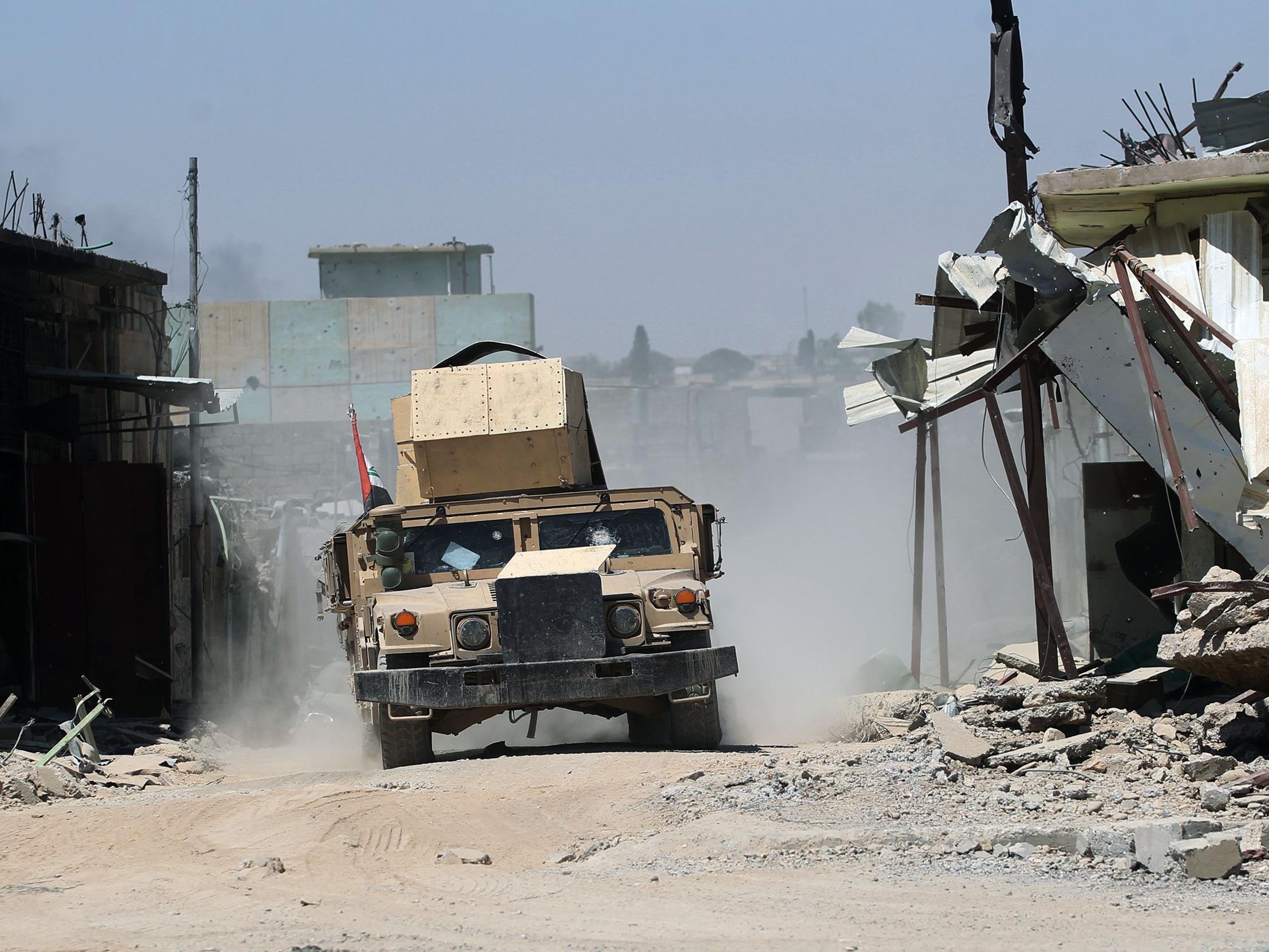 Ein Humvee der irakischen Armee fährt durch das umkäpfte Mossul (Irak). Der nun Festgenommene war Mitglied der Regierungstruppen und soll Tote verhöhnt haben.