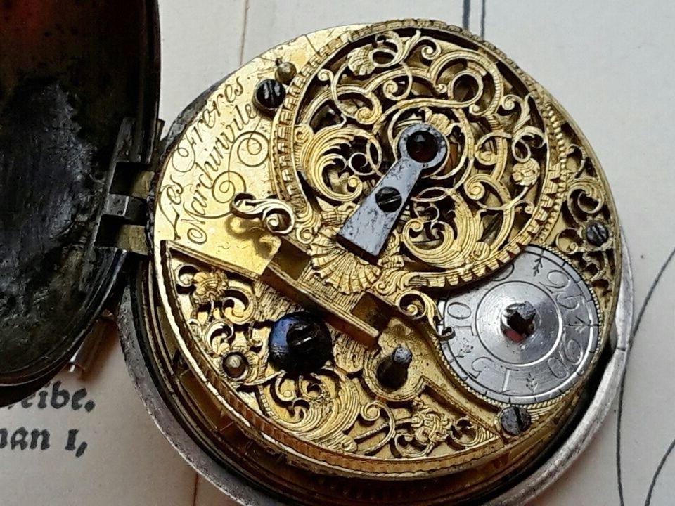Bei einem Einbruch wurden antike Uhren entwendet
