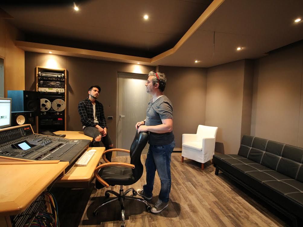 Marco Adami mit dem italienischen Popsänger Malandrino im neuen Studio in Rankweil. Er begegnet den Künstlern stets auf Augenhöhe. Marco Adami mit dem italienischen Popsänger Malandrino im neuen Studio in Rankweil. Er begegnet den Künstlern stets auf Augenhöhe.