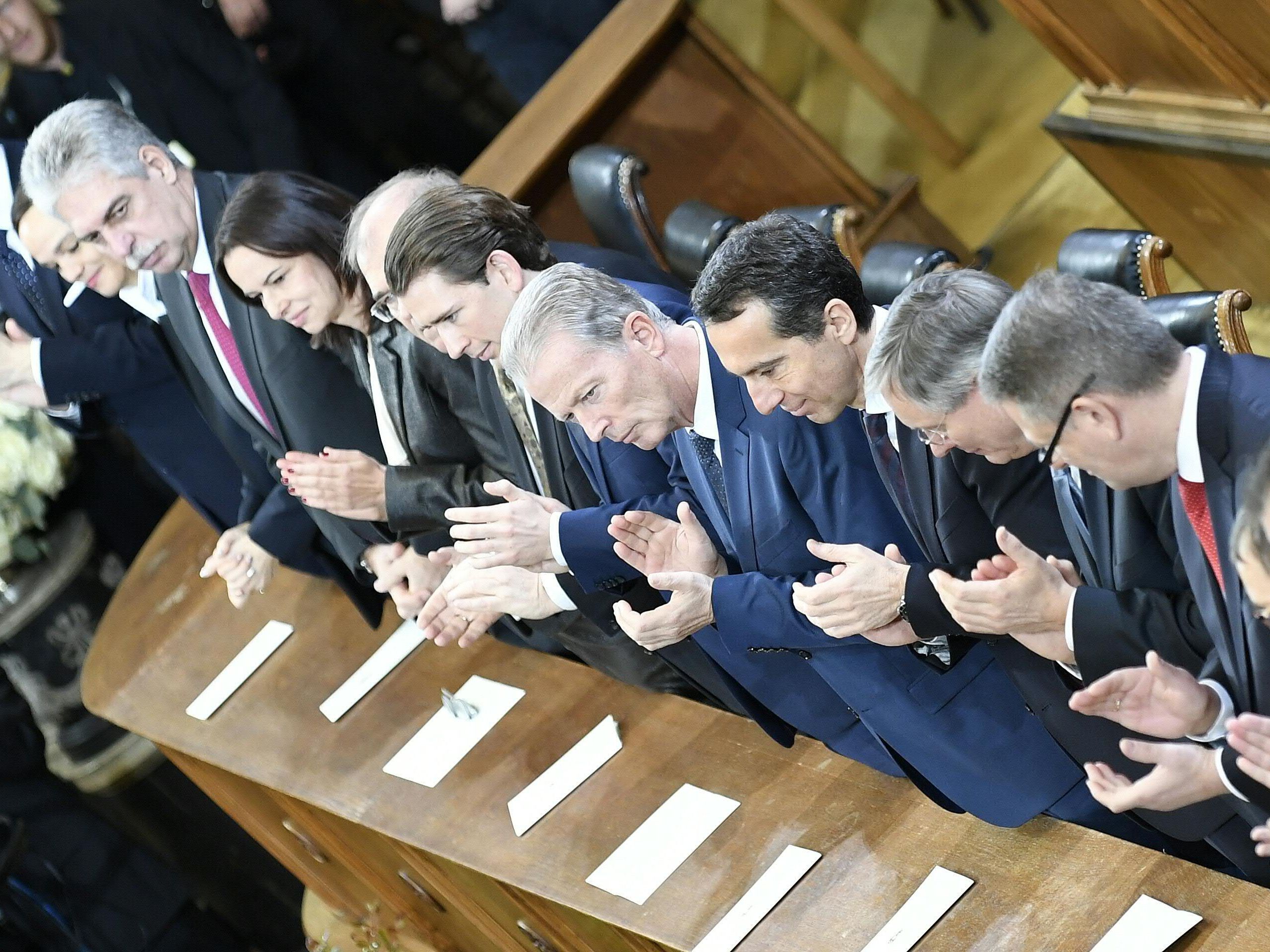 Auch eine Bundesregierung fährt im Sommer in den Urlaub - allerdings nicht gemeinsam. Auch eine Bundesregierung fährt im Sommer in den Urlaub - allerdings nicht gemeinsam.