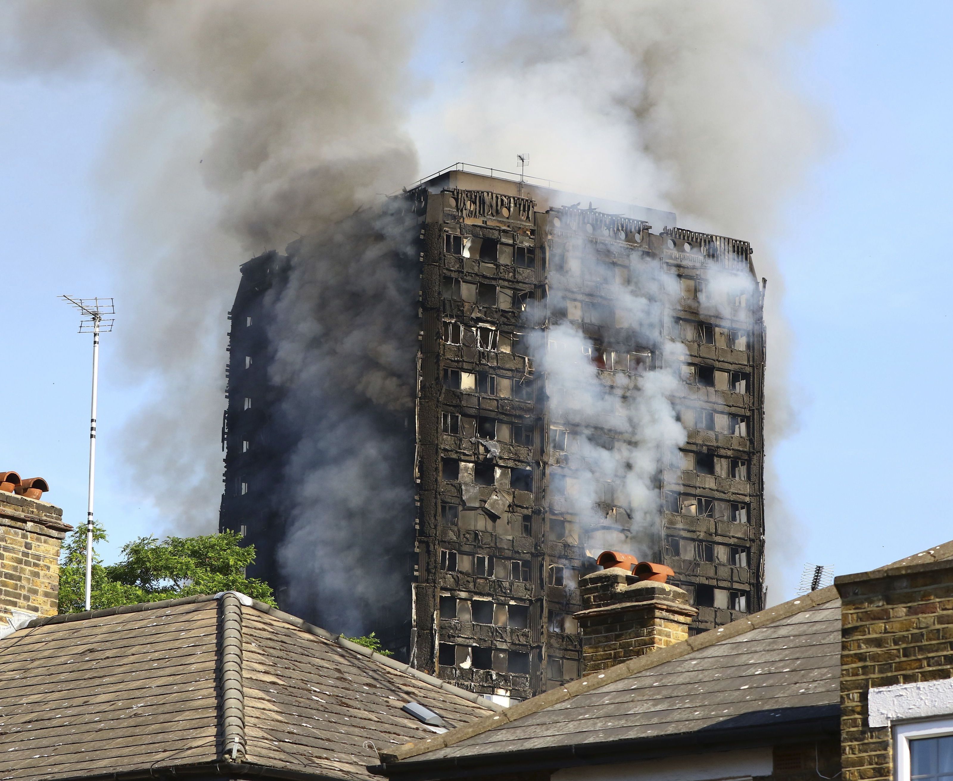 Nach dem verheerenden Brand in London schweben immer noch einige Opfer in Lebensgefahr. Nach dem verheerenden Brand in London schweben immer noch einige Opfer in Lebensgefahr.