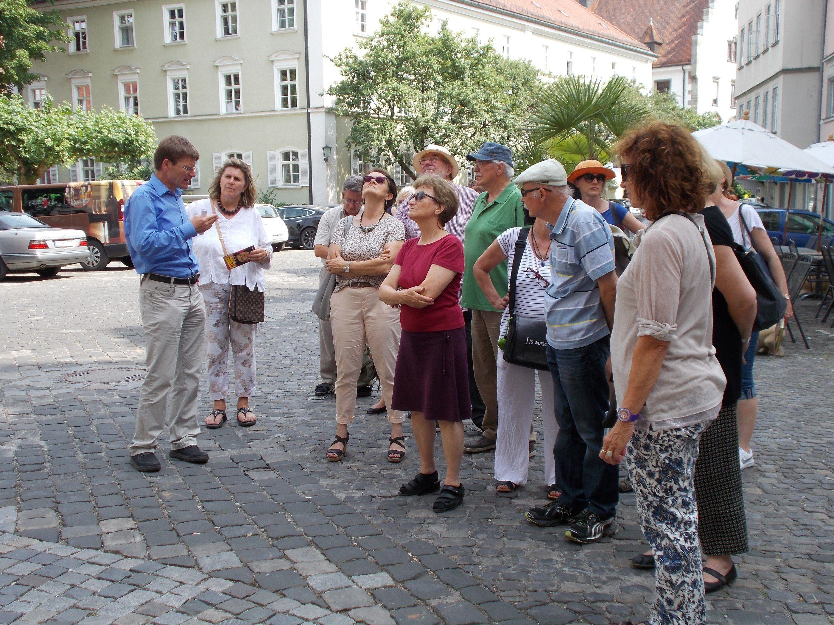 Mit großem Engagement erläutert Stadtarchivar Heiner Stauder die spannende Geschichte der Reformation in Lindau.