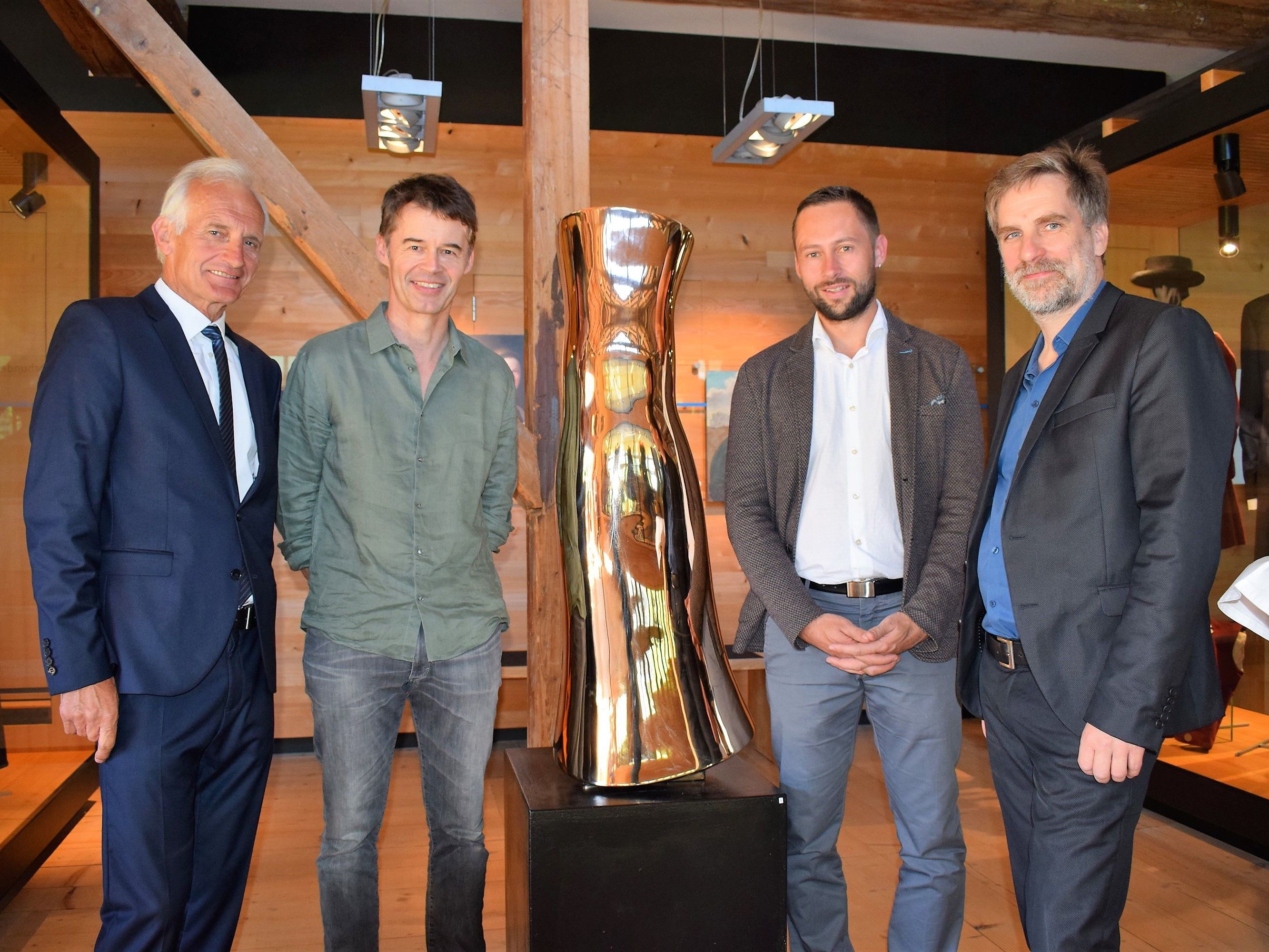 Obmann Herbert Dorn, Künstler Albrecht Zauner, Bgm. Ulrich Schmelzenbach und Dr. Winfried Nußbaummüller. Obmann Herbert Dorn, Künstler Albrecht Zauner, Bgm. Ulrich Schmelzenbach und Dr. Winfried Nußbaummüller.