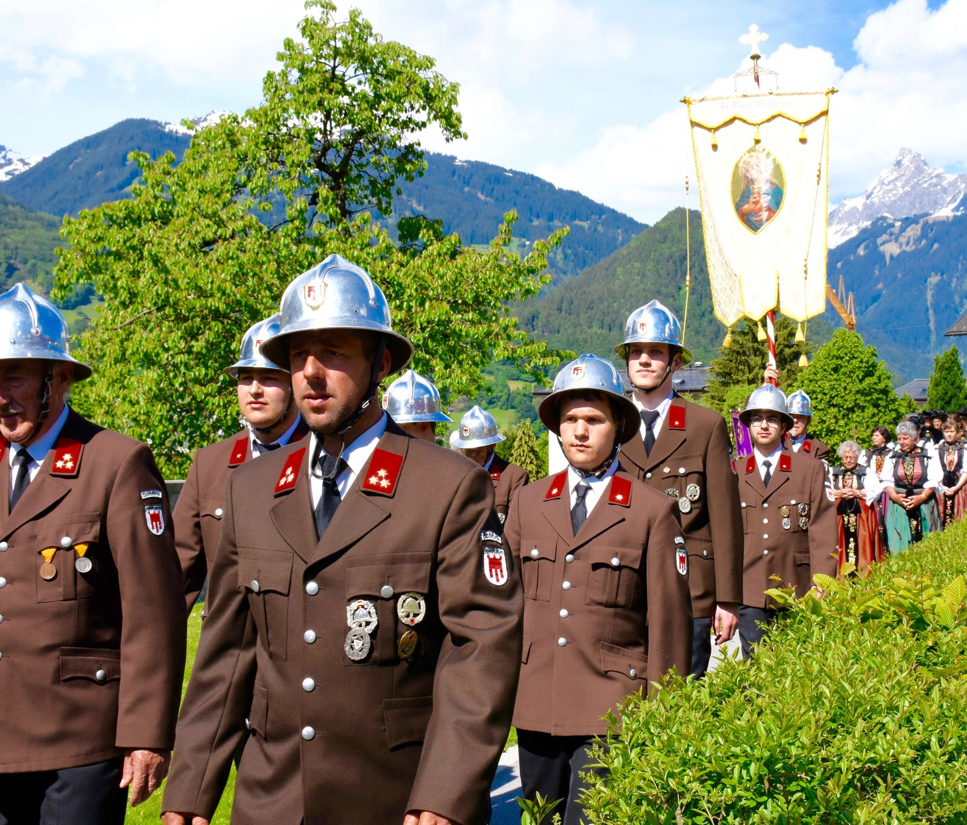 Auch die Schrunser Feuerwehr folgt der Einladung der Pfarre zur Teilnahme bei der Liturgiefeier.