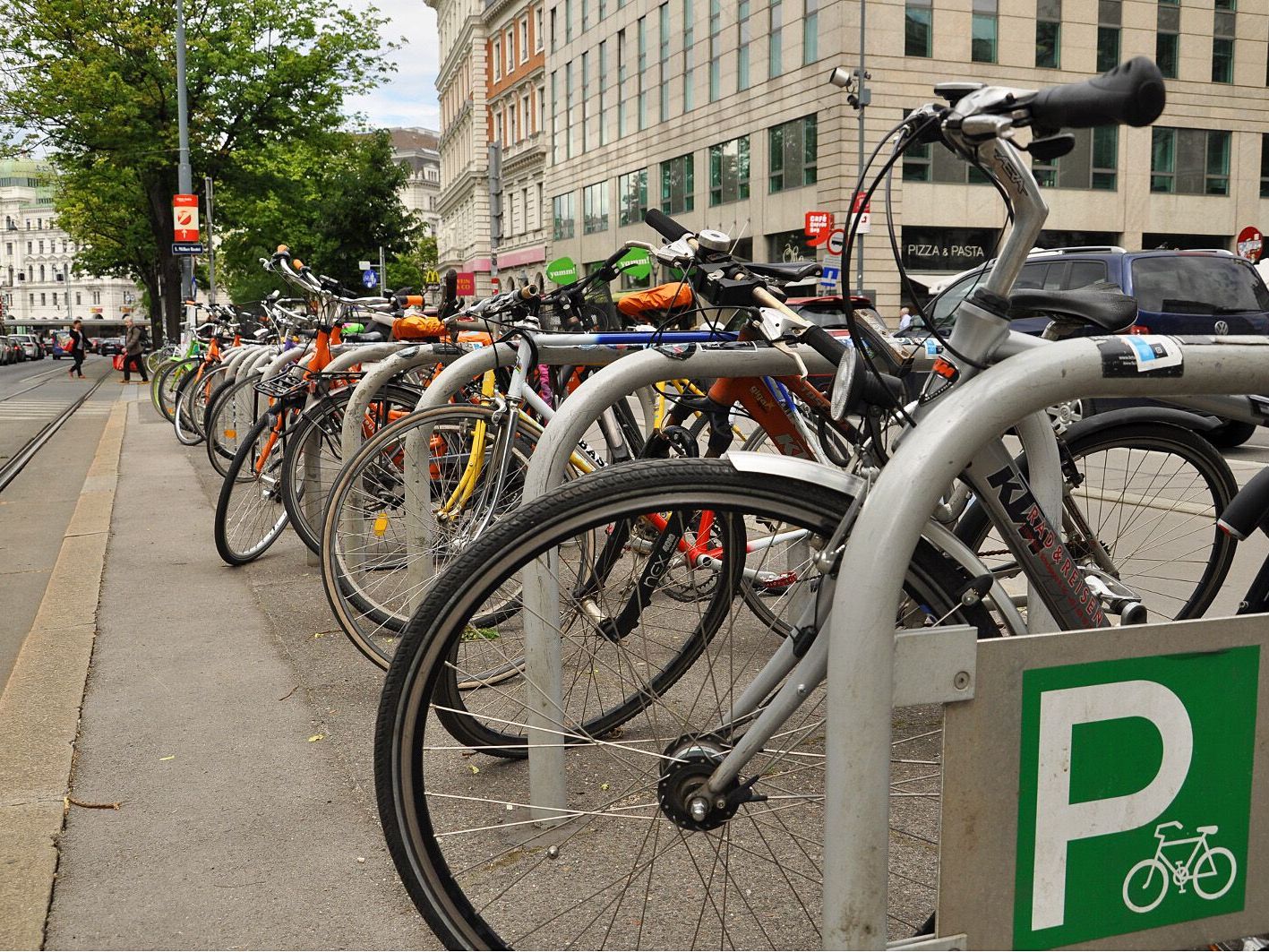 Mit einem Bolzenschneider kommen Diebe fast gegen jedes Fahrradschloss an. Mit einem Bolzenschneider kommen Diebe fast gegen jedes Fahrradschloss an.