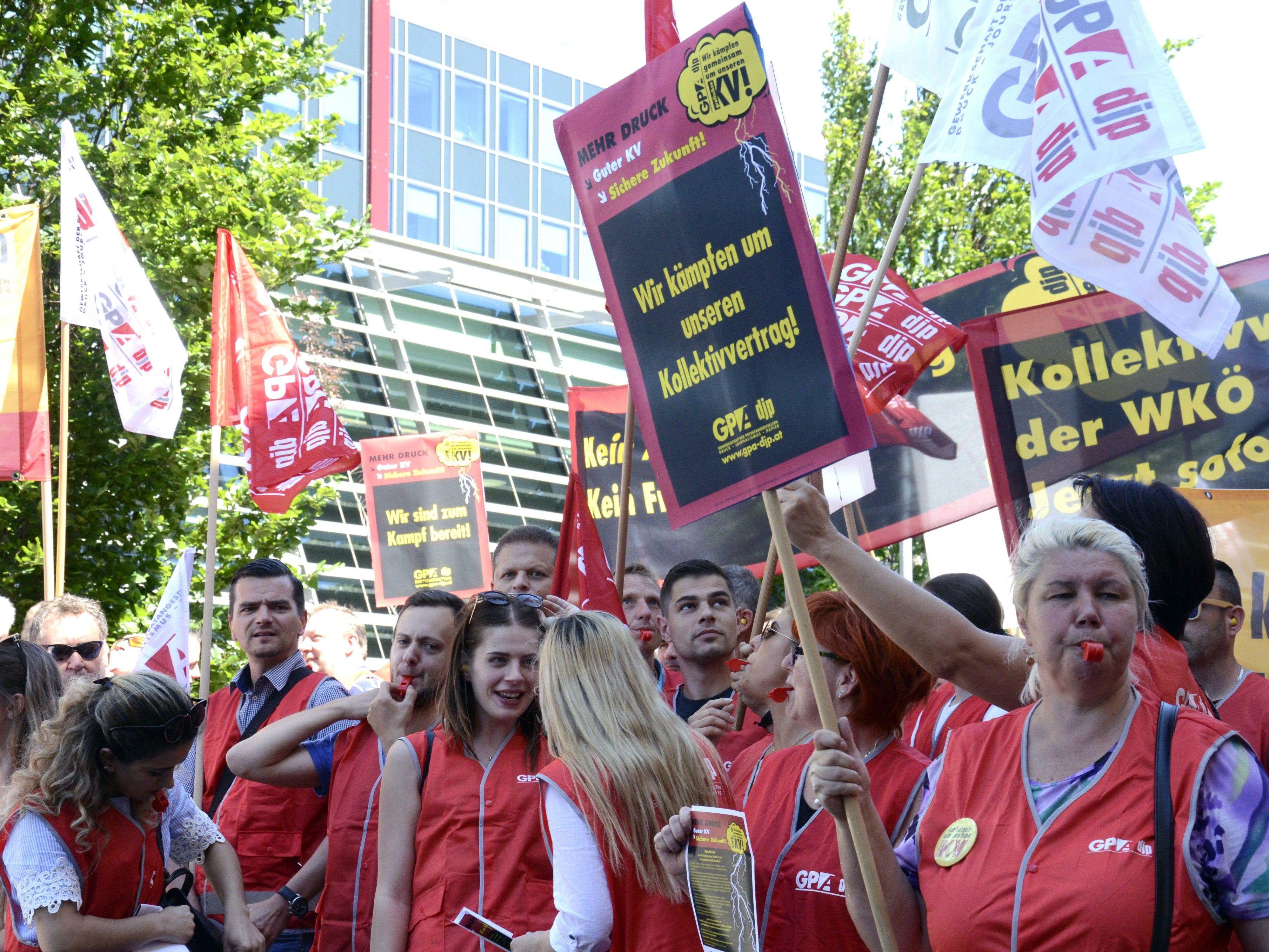 Gewerkschafter der GPA demonstrieren vor der WKÖ