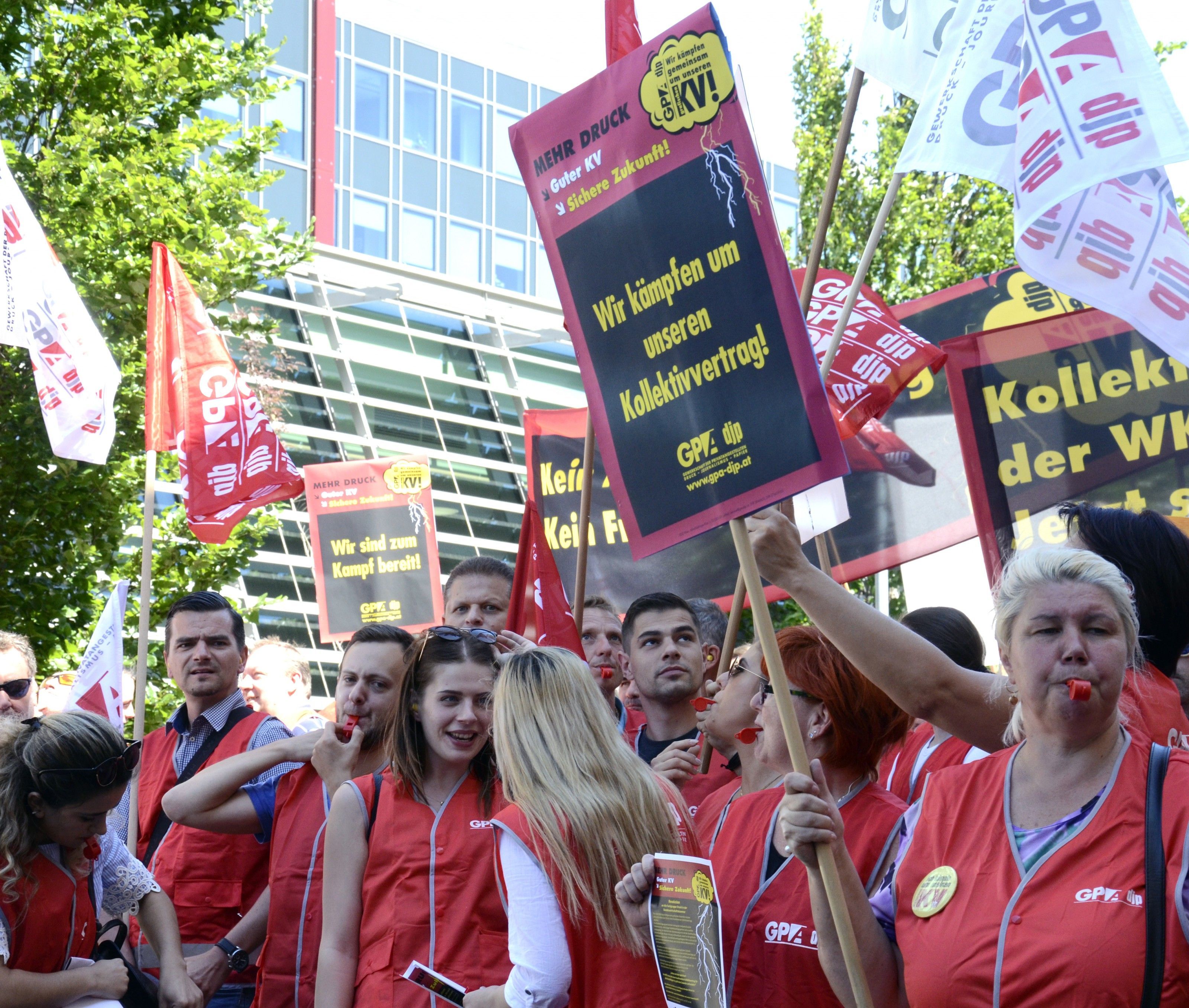 Gewerkschafter der GPA demonstrieren vor der WKÖ Gewerkschafter der GPA demonstrieren vor der WKÖ