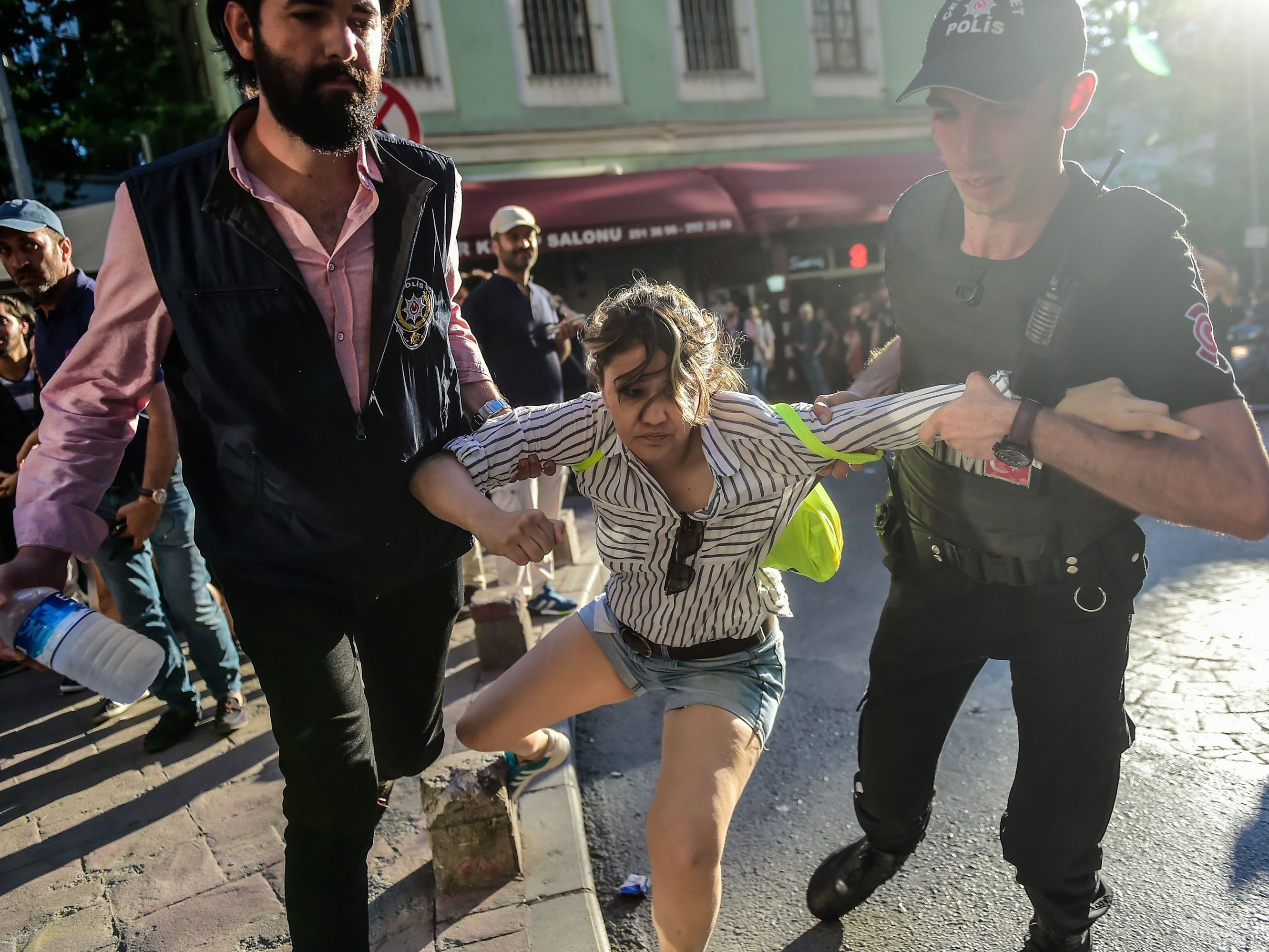 Türkische Polizisten gingen gehen Teilnehmer der Gay Pride Demo in Istanbul vor. Türkische Polizisten gingen gehen Teilnehmer der Gay Pride Demo in Istanbul vor.