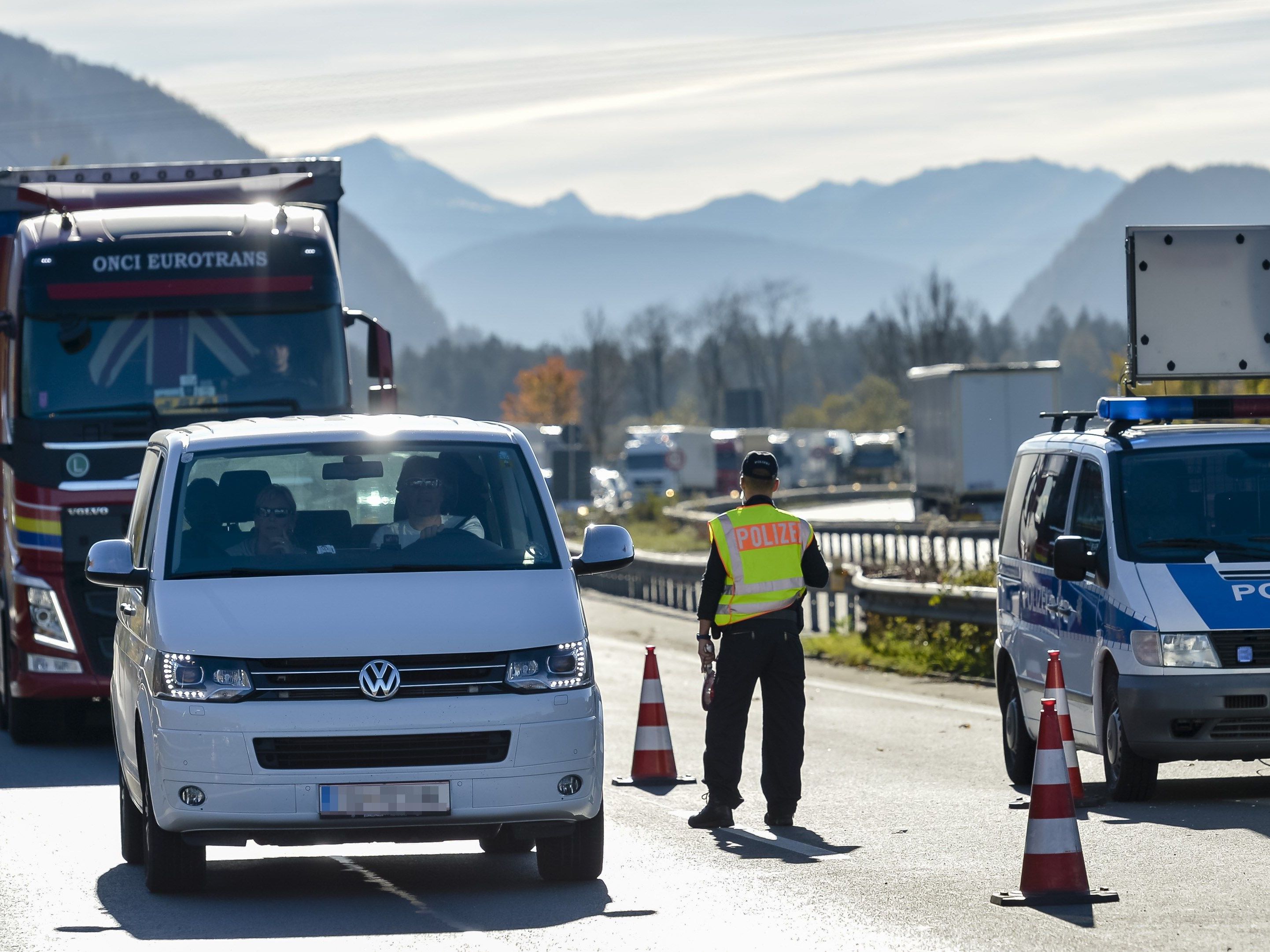 Auf Inntalautobahn - 25-jähriger Vorarlberger war wegen Betrugs verurteilt worden und hatte Strafe nicht bezahlt .