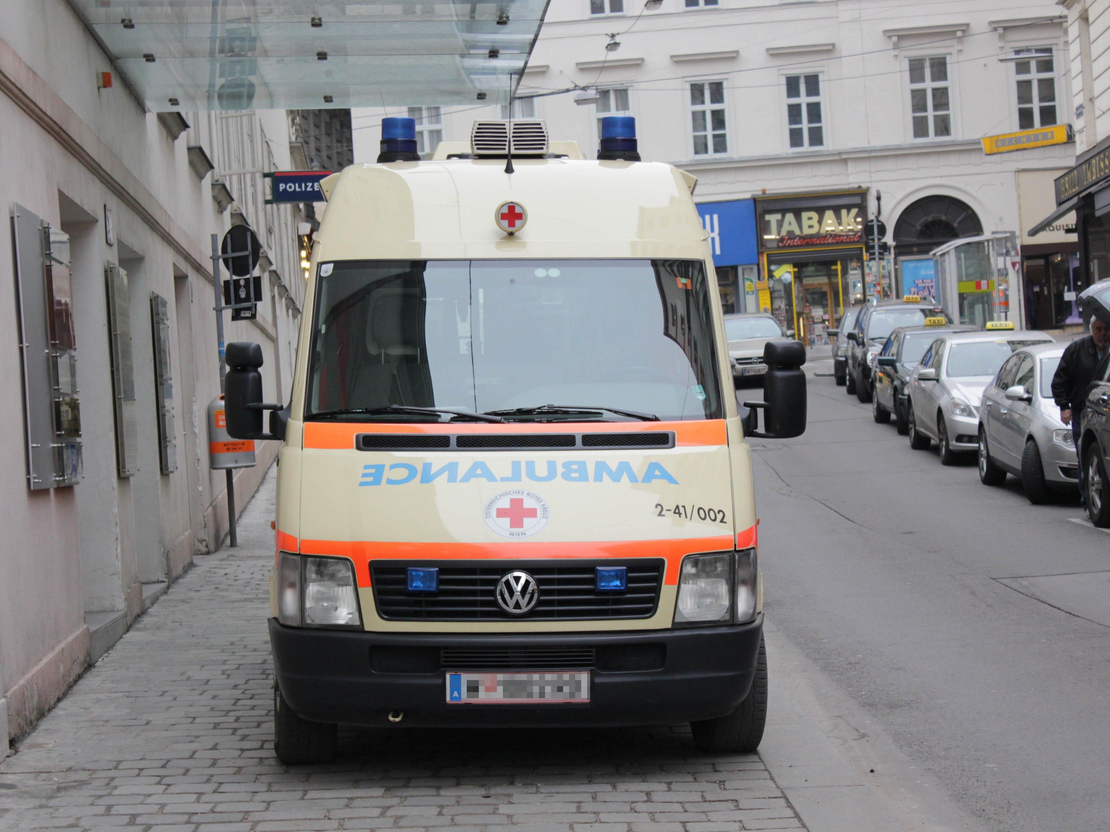 Ein 34-Jähriger wurde bei einem Verladevorgang in Wien-Donaustadt schwer verletzt.