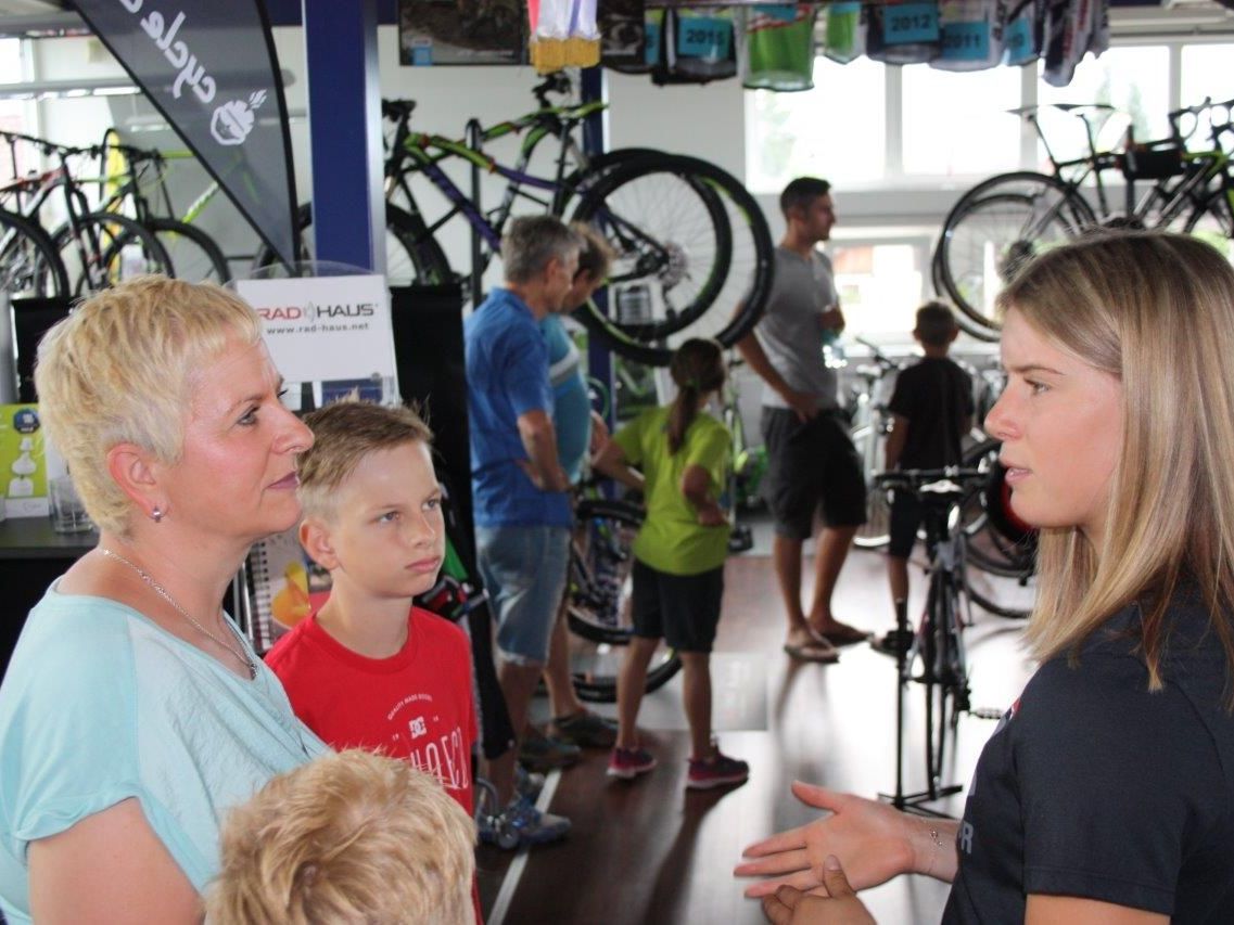 Die Göfnerin Katharina Liensberger erhielt ein neues Trainingsrad vom Radhaus Rankweil Die Göfnerin Katharina Liensberger erhielt ein neues Trainingsrad vom Radhaus Rankweil