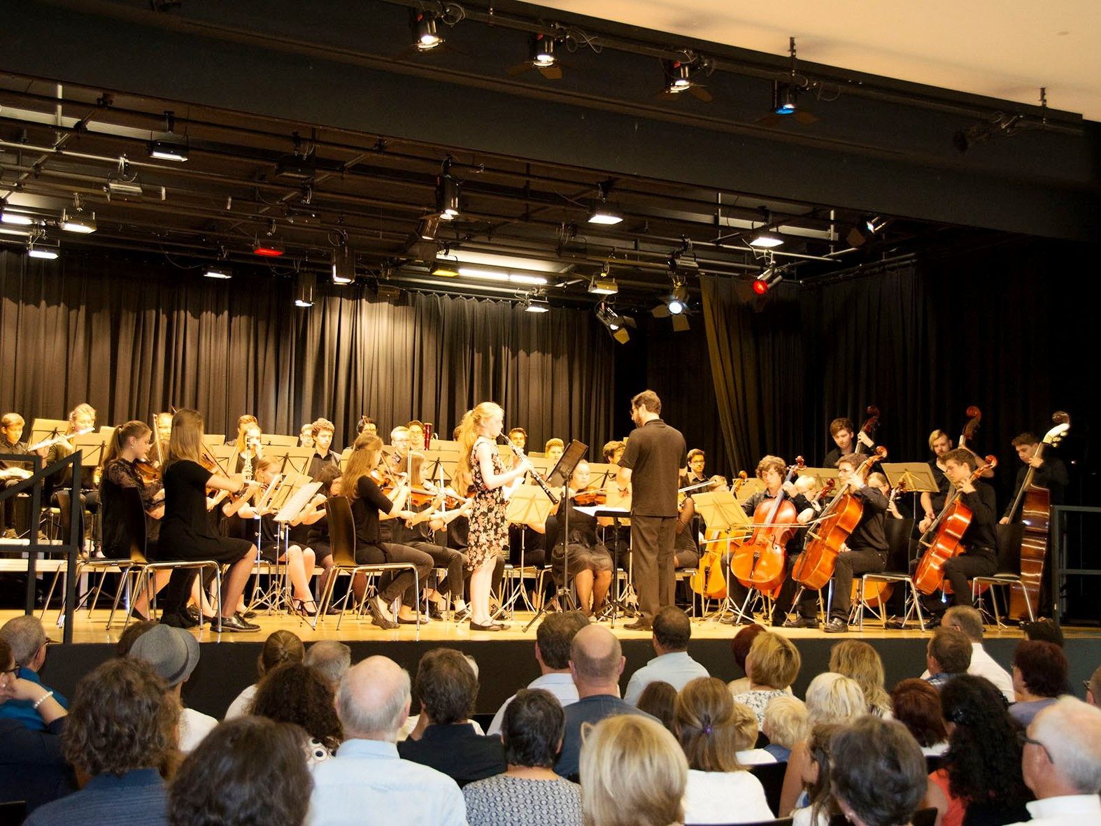Das Jugendsinfonieorchester auf der Bühne des Dorfmitte-Saales. Das Jugendsinfonieorchester auf der Bühne des Dorfmitte-Saales.