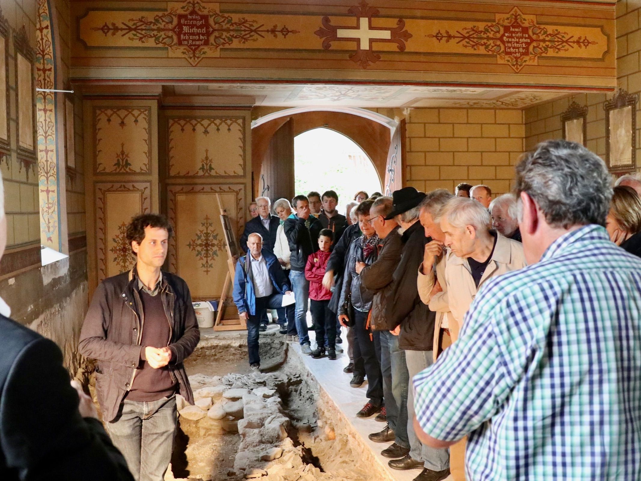 Groß war der Andrang bei der interessanten Besichtigung der Funde und archäologischen Grabungen in der St. Michale-Kirche. Groß war der Andrang bei der interessanten Besichtigung der Funde und archäologischen Grabungen in der St. Michale-Kirche.