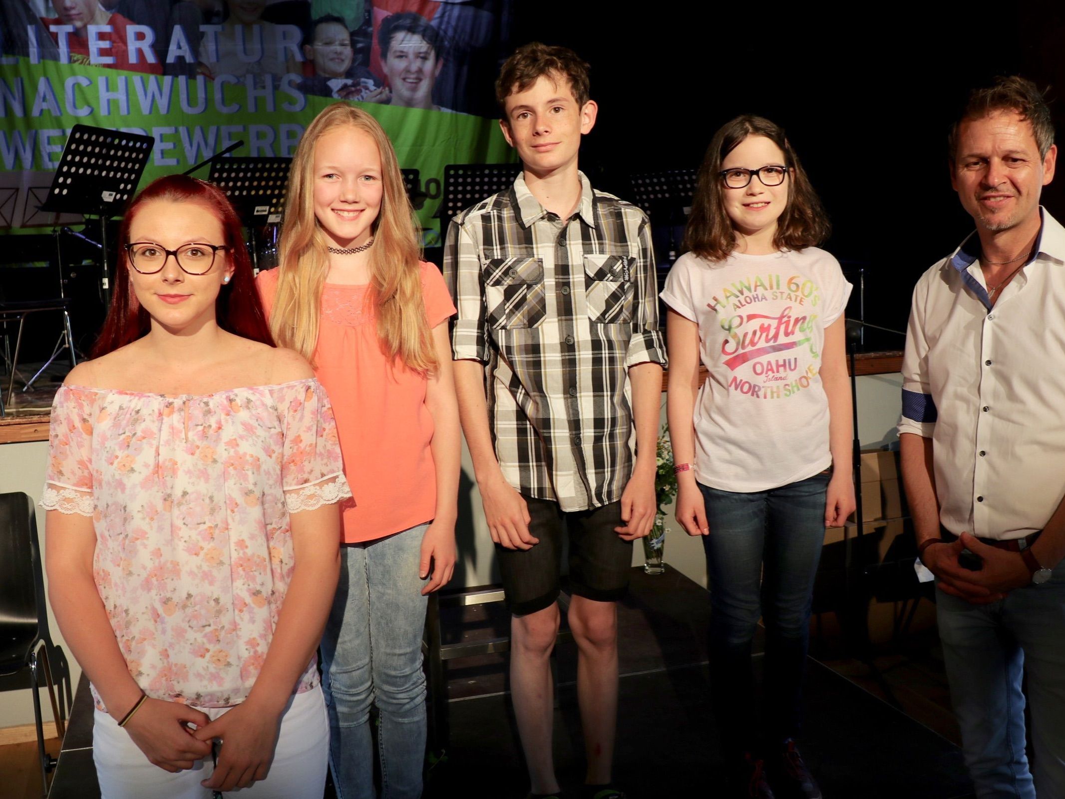 Die jungen AutorInnen lasen aus dem ersten Walgaulesebuch: Fabienne Purkarthofer, Linda Amann, Lukas Loretz, Leonie Mähr mit Büchereleiter Rudi Malin. Die jungen AutorInnen lasen aus dem ersten Walgaulesebuch: Fabienne Purkarthofer, Linda Amann, Lukas Loretz, Leonie Mähr mit Büchereleiter Rudi Malin.