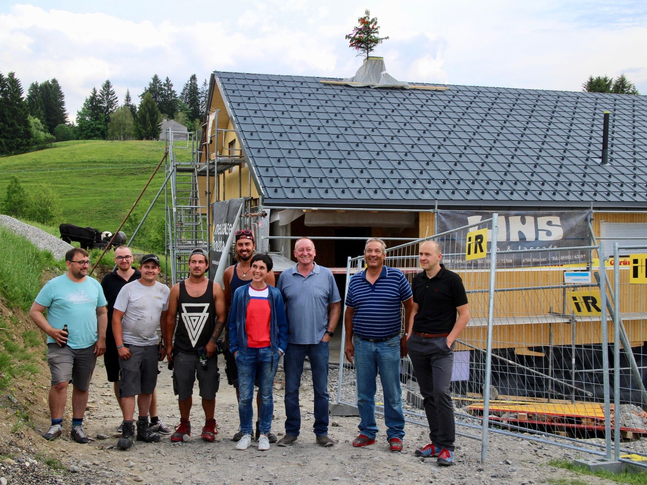 Handwerker mit der Obfrau der Feldkircher Pfadis, Sigrid Sonderegger und Gildemeister Uwe Ströhle beim Richtfest von „Haus Ratti“ auf Furx. Handwerker mit der Obfrau der Feldkircher Pfadis, Sigrid Sonderegger und Gildemeister Uwe Ströhle beim Richtfest von „Haus Ratti“ auf Furx.