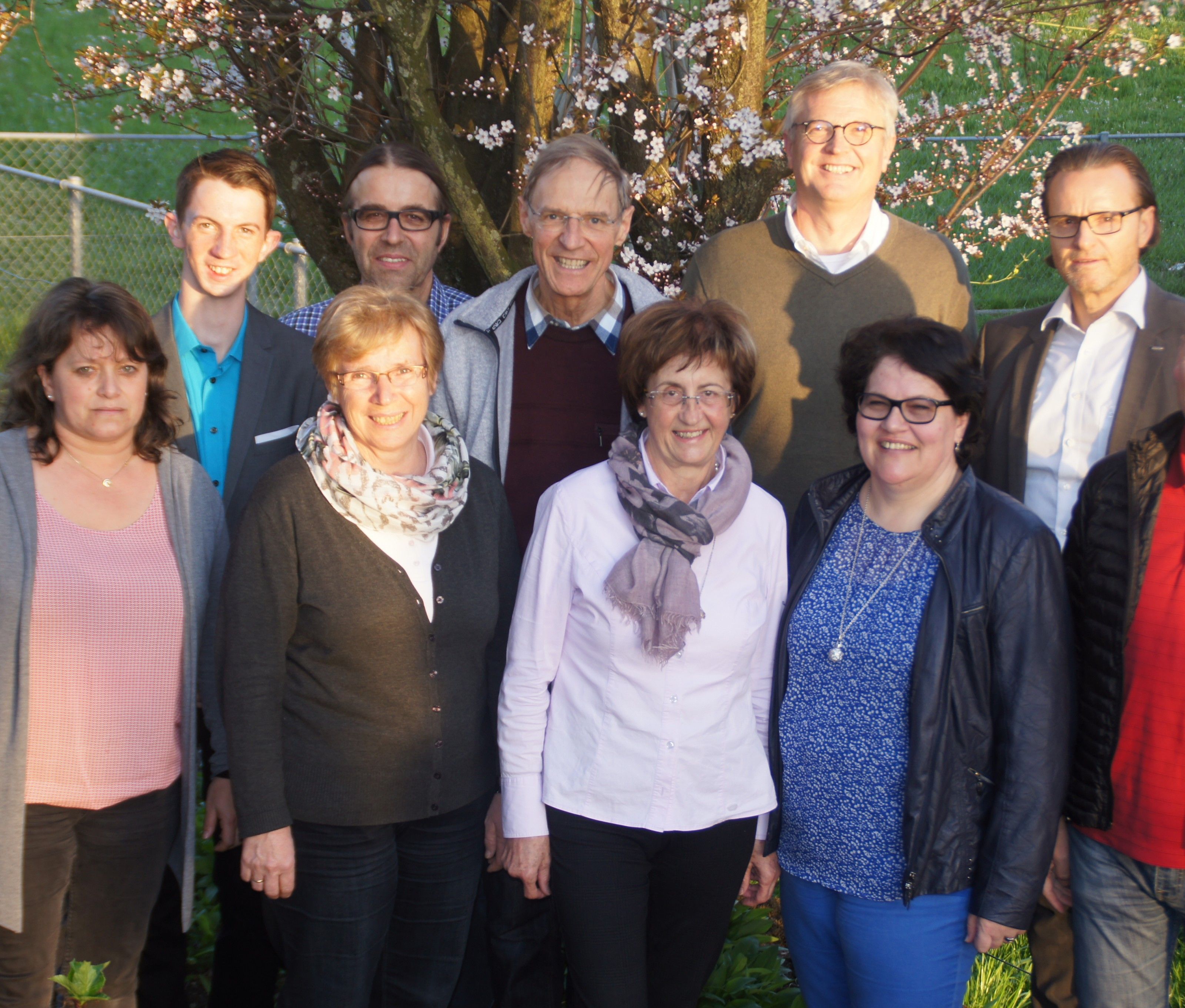 Der neu gewählte Pfarrgemeinderat: Sonja Reichart, Gerda Rist, Maria Grabher, Ursula Lau, Edgar Ferchl-Blum (vorne von links); Lucas Rührnschopf, Martin Bemetz, Pfarrer Gerhard Mähr, Thomas Löffler und Vorsitzender Peter Holzner (hinten von links). Auf dem Bild fehlen Tanja Kogler und Gertrud LeRicque. Der neu gewählte Pfarrgemeinderat: Sonja Reichart, Gerda Rist, Maria Grabher, Ursula Lau, Edgar Ferchl-Blum (vorne von links); Lucas Rührnschopf, Martin Bemetz, Pfarrer Gerhard Mähr, Thomas Löffler und Vorsitzender Peter Holzner (hinten von links). Auf dem Bild fehlen Tanja Kogler und Gertrud LeRicque.