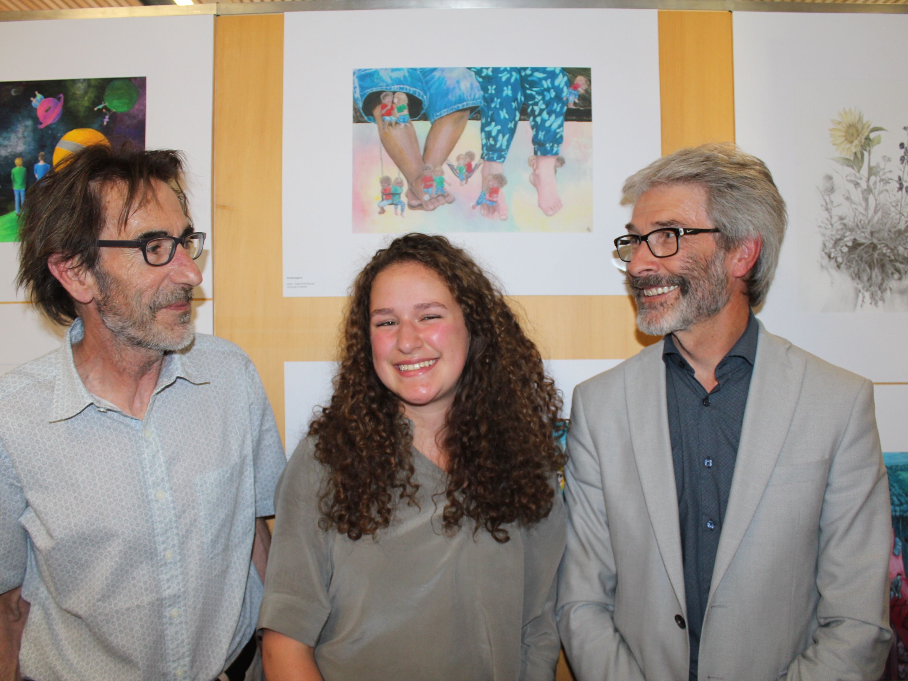 Prof. Michael Hirtenfelder, Bundessiegerin Amanda Stumvoll und Bankvorstand Hannes Rehm. Prof. Michael Hirtenfelder, Bundessiegerin Amanda Stumvoll und Bankvorstand Hannes Rehm.