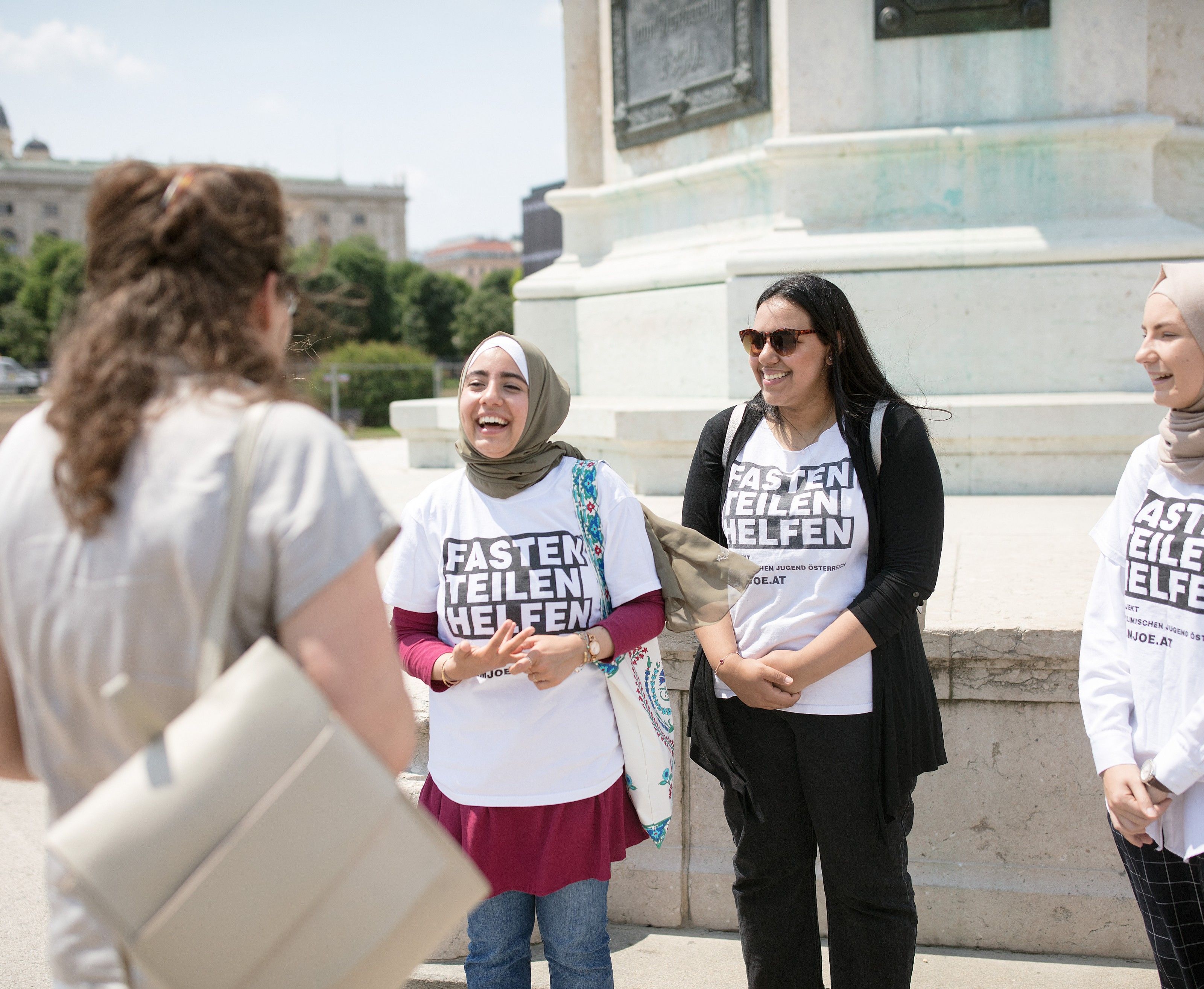 Junge Muslime werden beim Projekt "Fasten - Teilen - Helfen" aktiv Junge Muslime werden beim Projekt "Fasten - Teilen - Helfen" aktiv